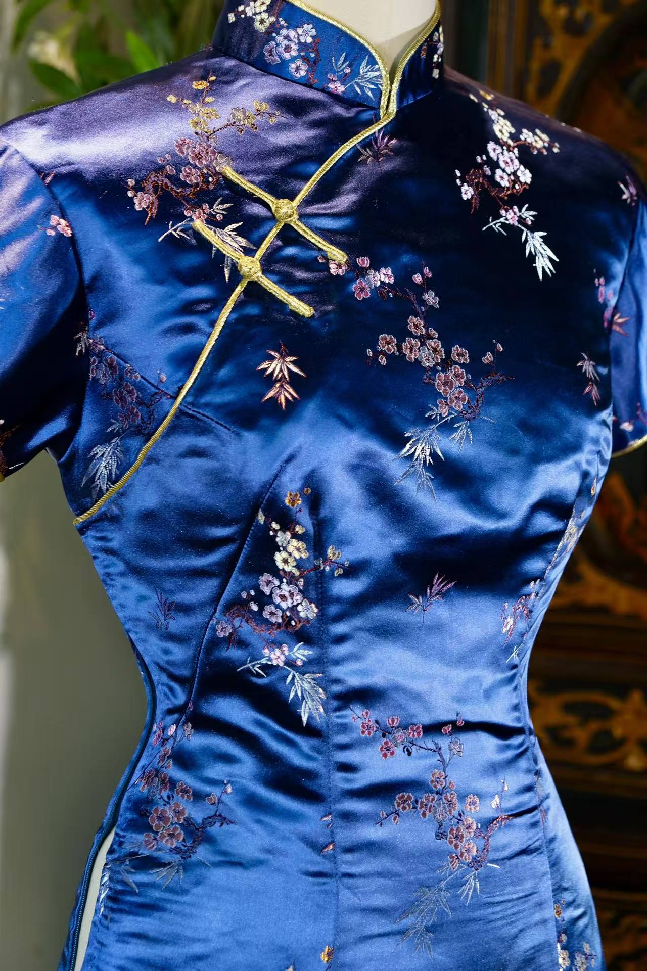 50年代 - 宝蓝织锦缎旗袍：香江遗梦里的梅竹风骨 | 1950s - The Royal Blue Silk Brocade Qipao: The Resilience of Plum and Bamboo in a Hong Kong Dream