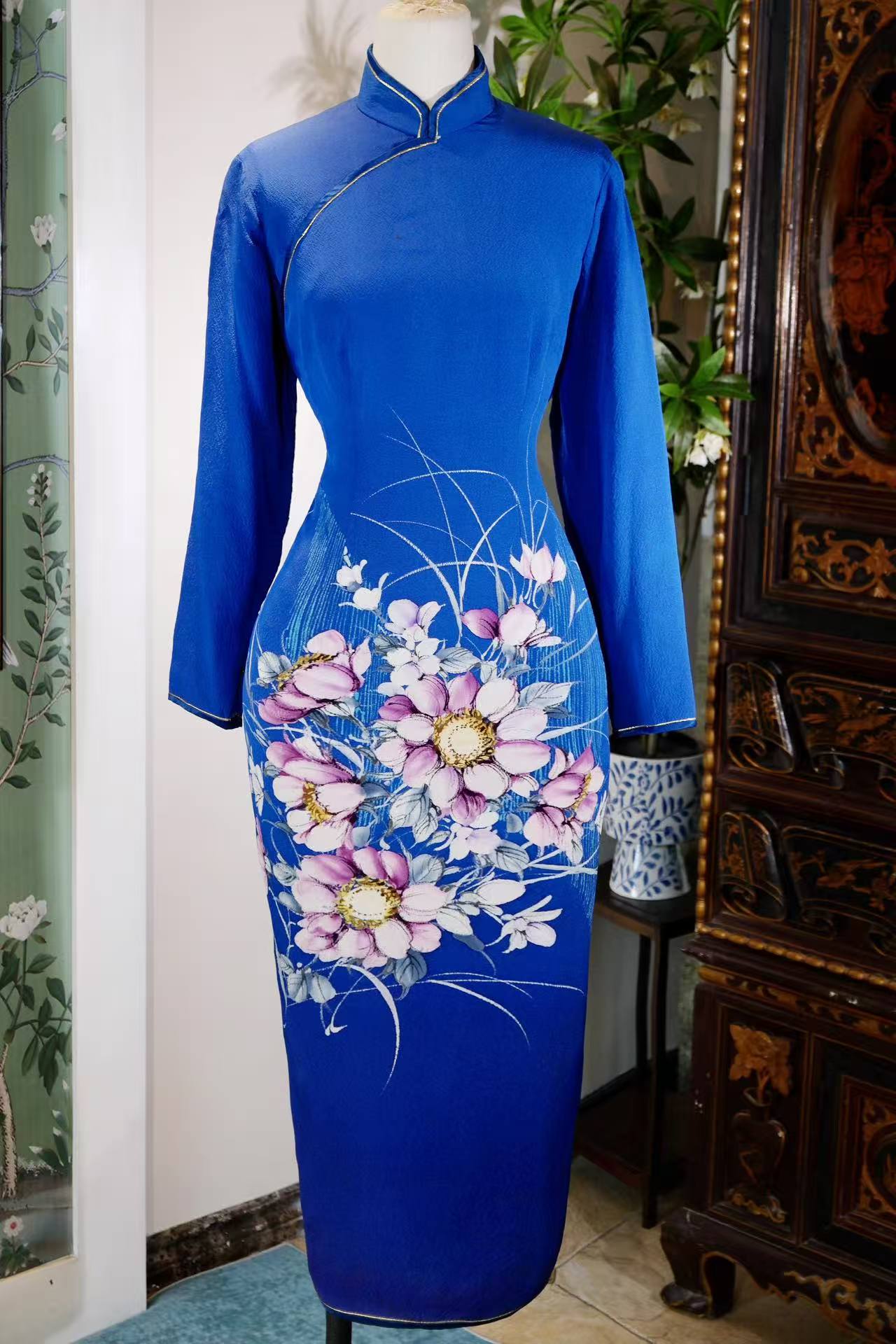 60年代 - 手绘芳华：一件六十年代香港古董旗袍的岁月独白 | 1960s - Hand-Painted Radiance: The Monologue of a 1960s Hong Kong Antique Qipao