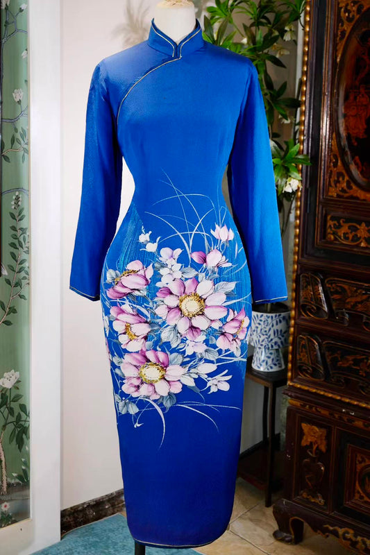 60年代 - 手绘芳华：一件六十年代香港古董旗袍的岁月独白 | 1960s - Hand-Painted Radiance: The Monologue of a 1960s Hong Kong Antique Qipao