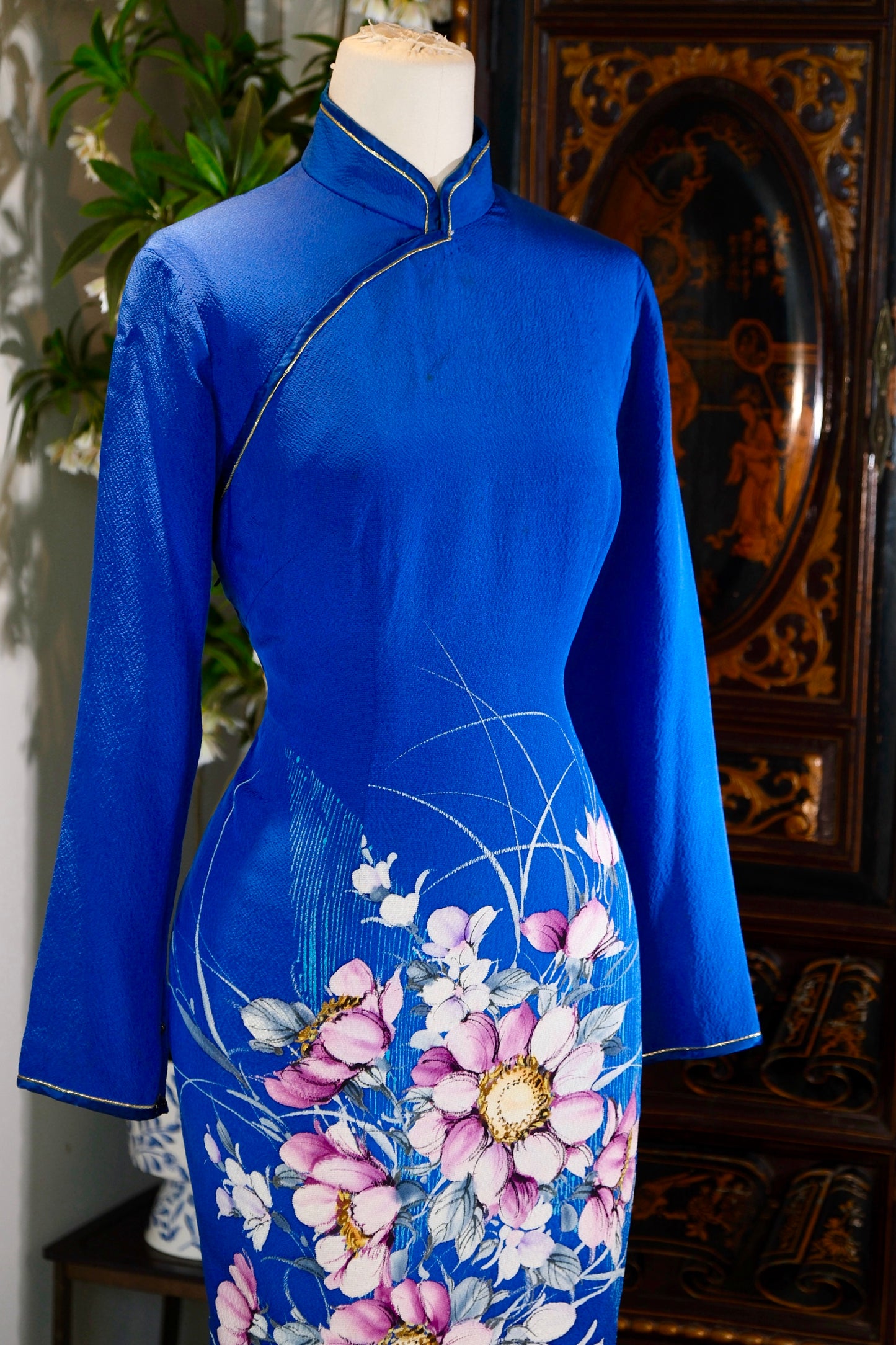 60年代 - 手绘芳华：一件六十年代香港古董旗袍的岁月独白 | 1960s - Hand-Painted Radiance: The Monologue of a 1960s Hong Kong Antique Qipao