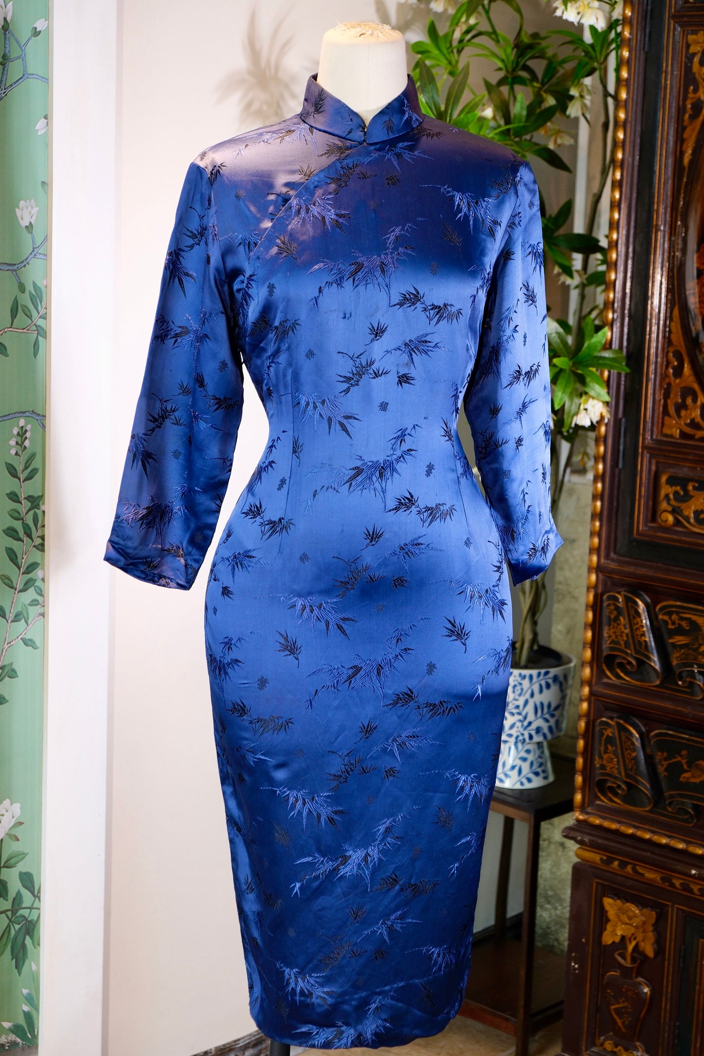 60年代 - 蓝缎竹影——1960年代港产织锦缎旗袍 | 1960s - Bamboo Shadows on Blue Satin: A 1960s Hong Kong-Made Silk Brocade Qipao