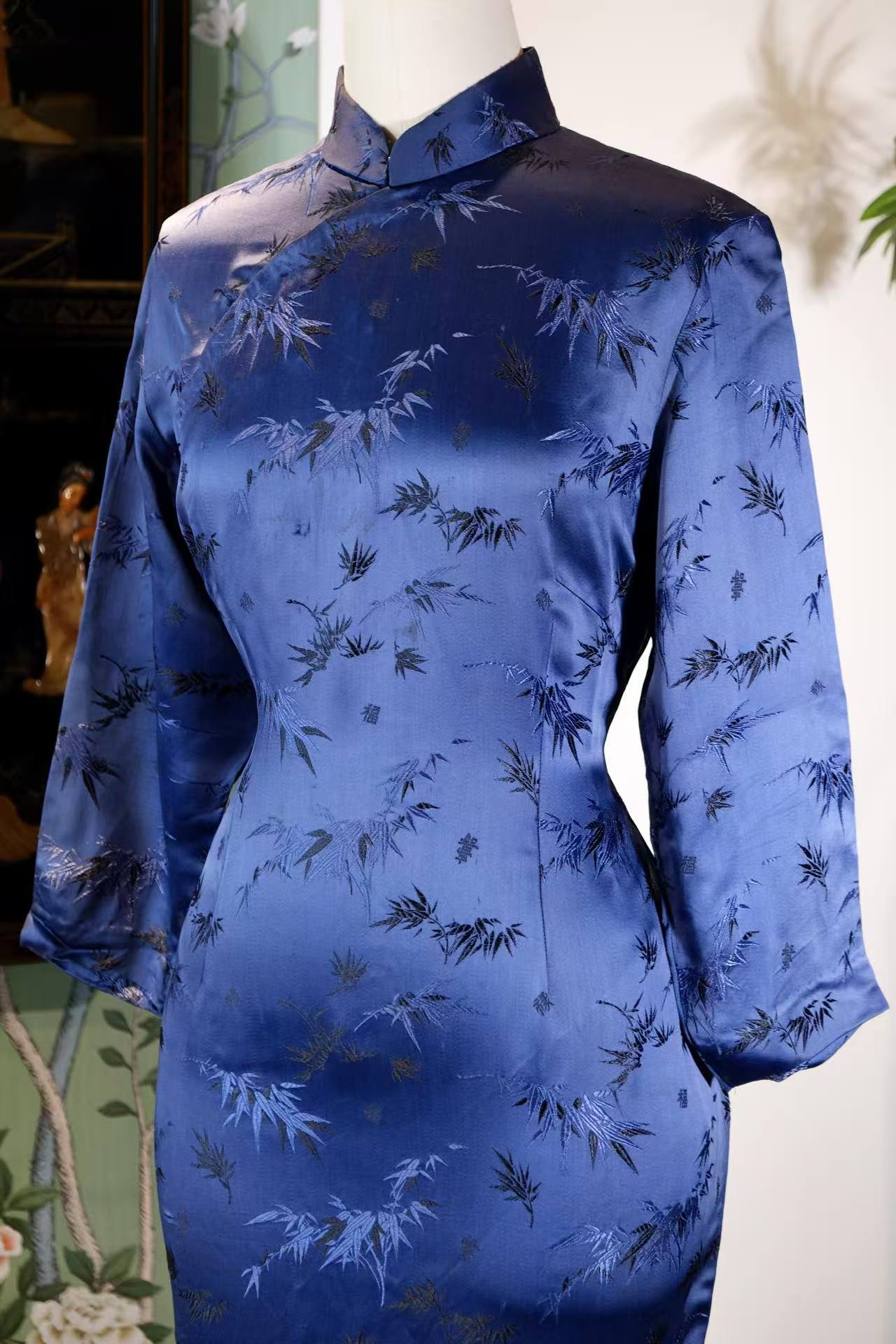 60年代 - 蓝缎竹影——1960年代港产织锦缎旗袍 | 1960s - Bamboo Shadows on Blue Satin: A 1960s Hong Kong-Made Silk Brocade Qipao