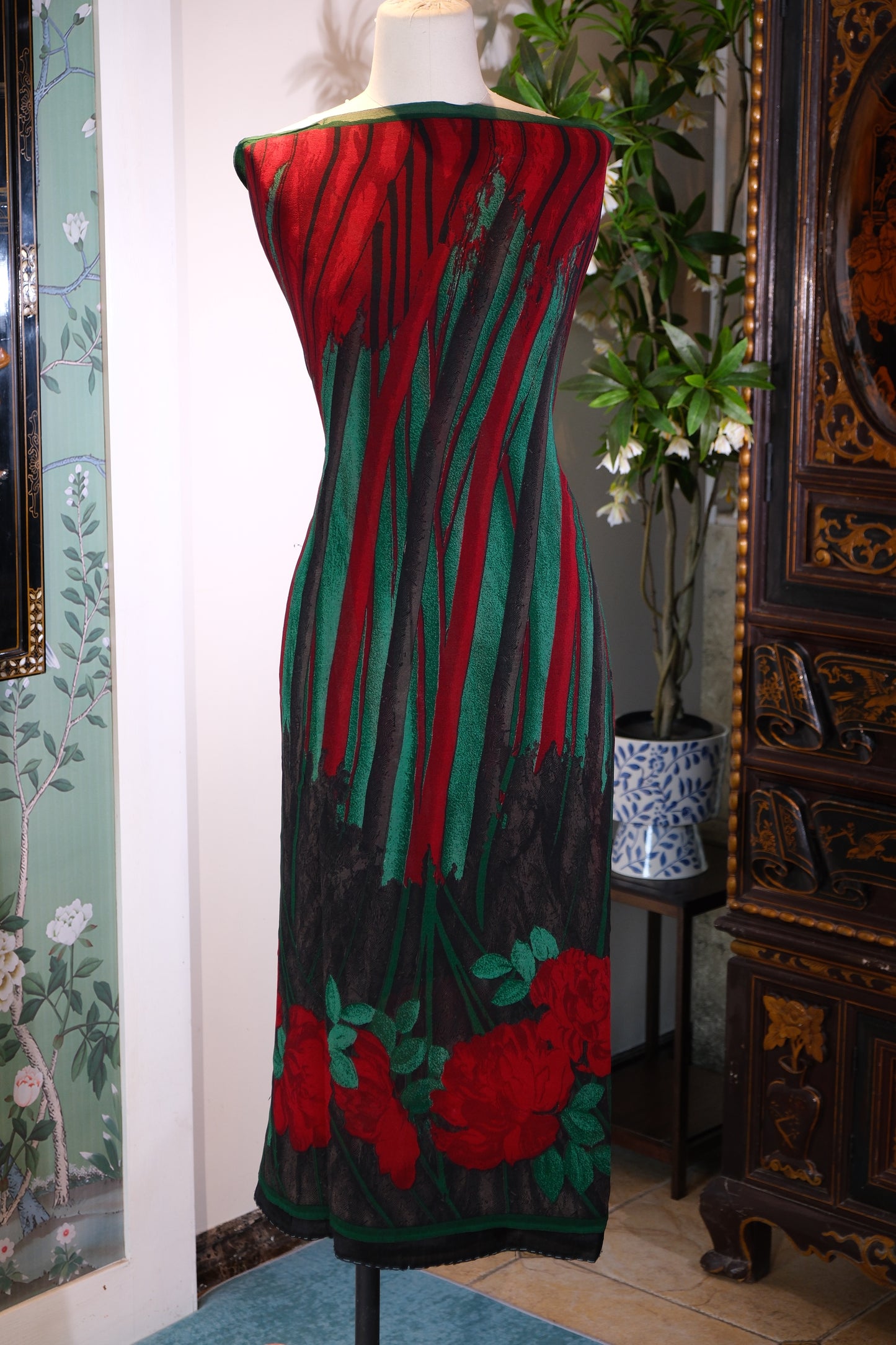 布料名 - 翡翠猩红：丝绸上的水墨竹林，与盛开牡丹的东方礼赞 | Fabric Name - Jade and Scarlet: Ink-Wash Bamboo Groves and Blossoming Peonies on a Silk Oriental Tribute