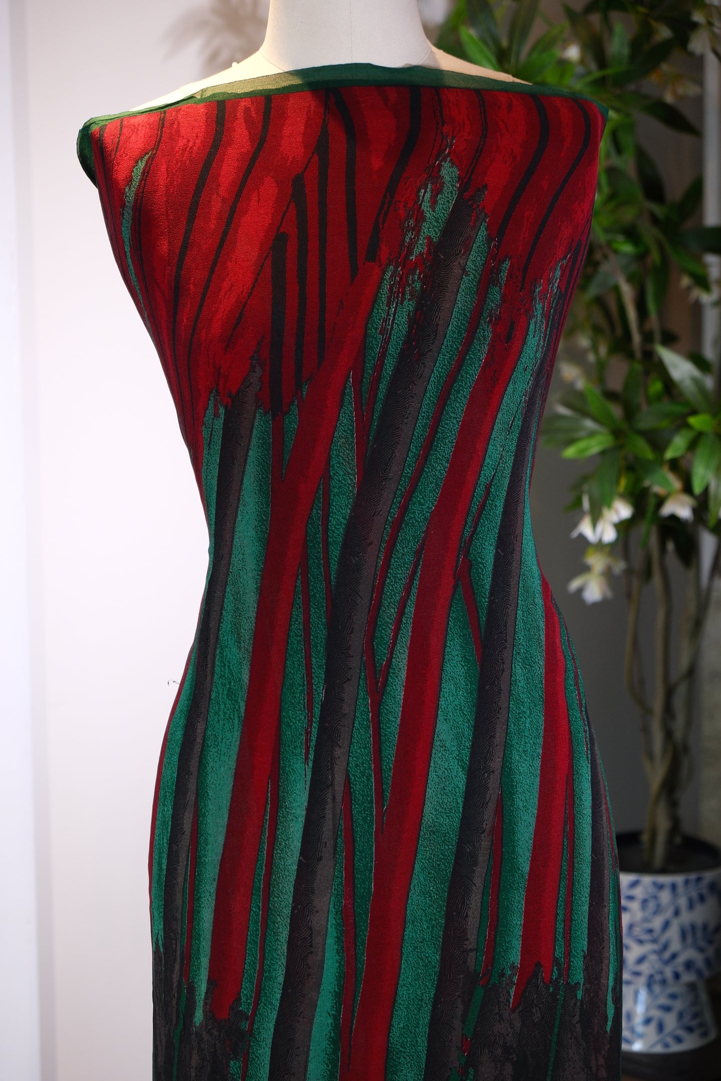 布料名 - 翡翠猩红：丝绸上的水墨竹林，与盛开牡丹的东方礼赞 | Fabric Name - Jade and Scarlet: Ink-Wash Bamboo Groves and Blossoming Peonies on a Silk Oriental Tribute