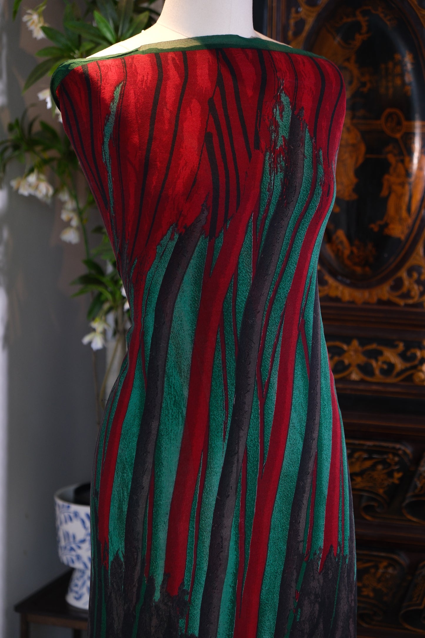 布料名 - 翡翠猩红：丝绸上的水墨竹林，与盛开牡丹的东方礼赞 | Fabric Name - Jade and Scarlet: Ink-Wash Bamboo Groves and Blossoming Peonies on a Silk Oriental Tribute