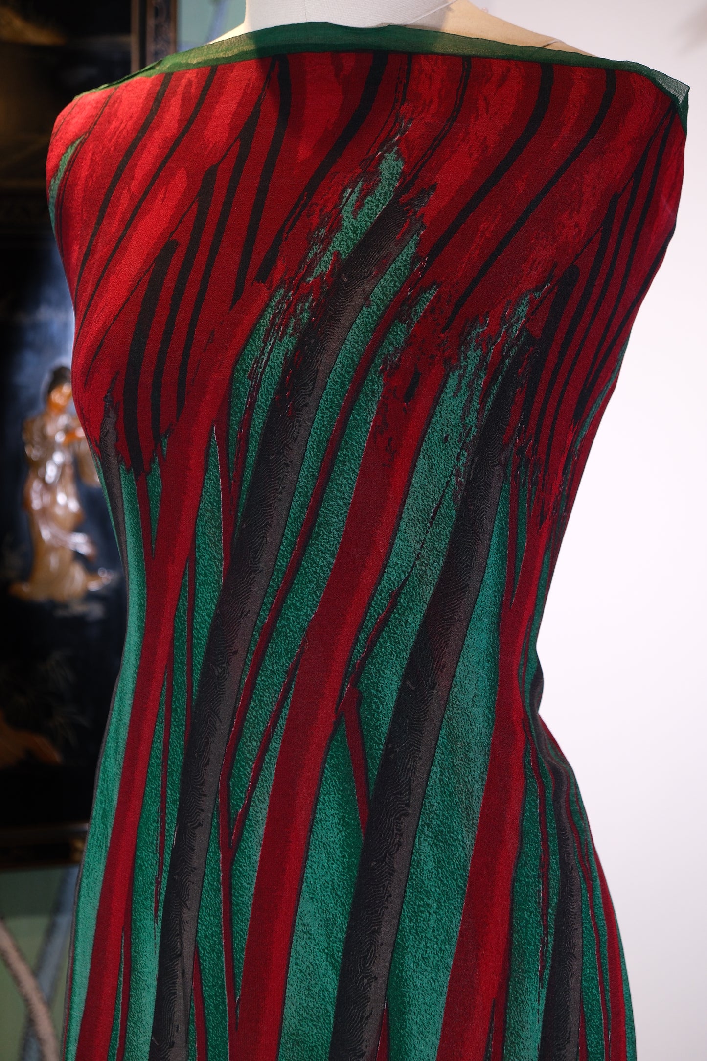 布料名 - 翡翠猩红：丝绸上的水墨竹林，与盛开牡丹的东方礼赞 | Fabric Name - Jade and Scarlet: Ink-Wash Bamboo Groves and Blossoming Peonies on a Silk Oriental Tribute