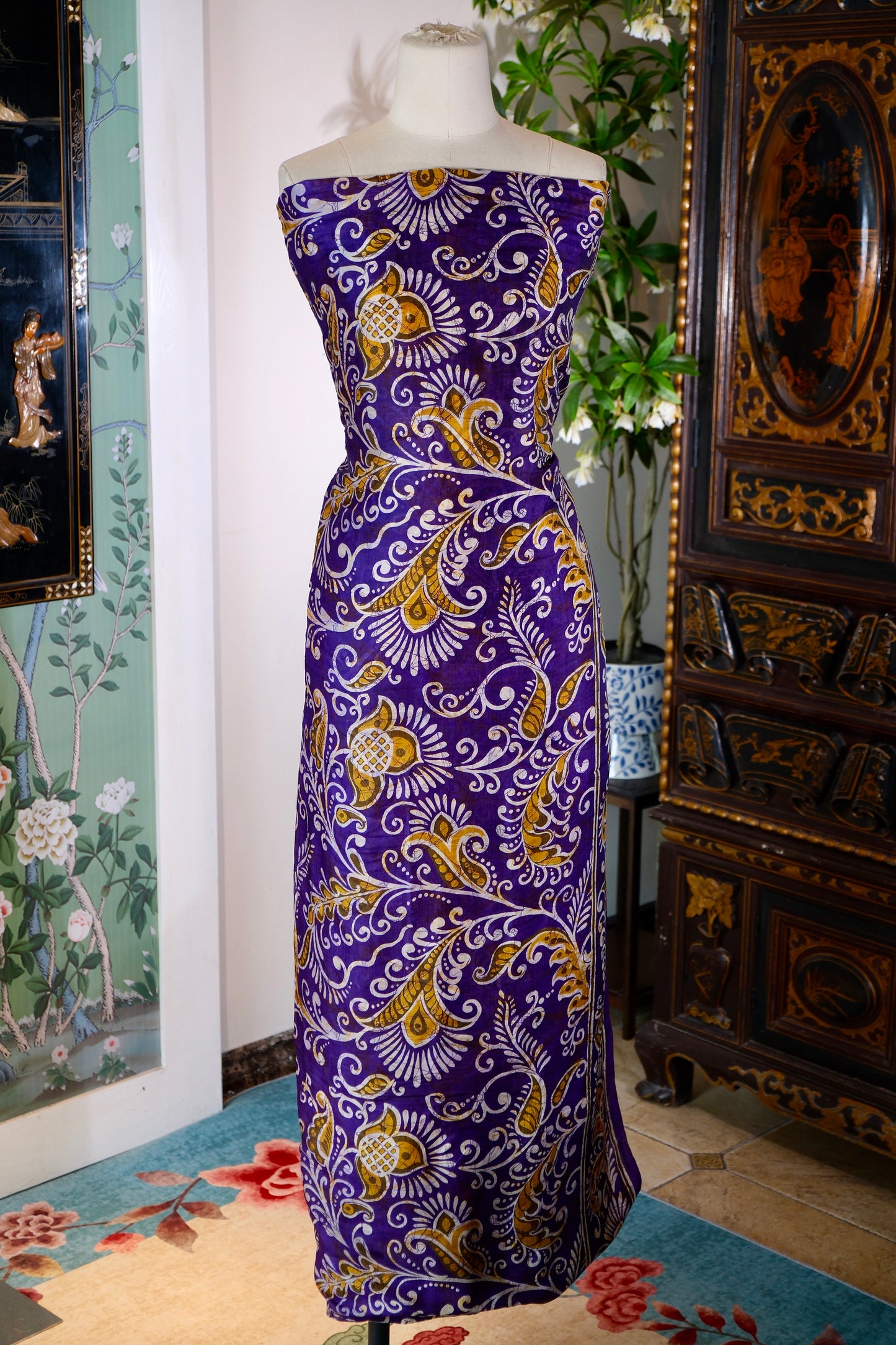 布料名 - 紫极流金：真丝蜡染艺术中的南洋旧梦与波斯繁花 | Fabric Name - Imperial Violet & Gilded Flow: A Silk Batik Masterpiece of Exotic Dreams and Persian Florals