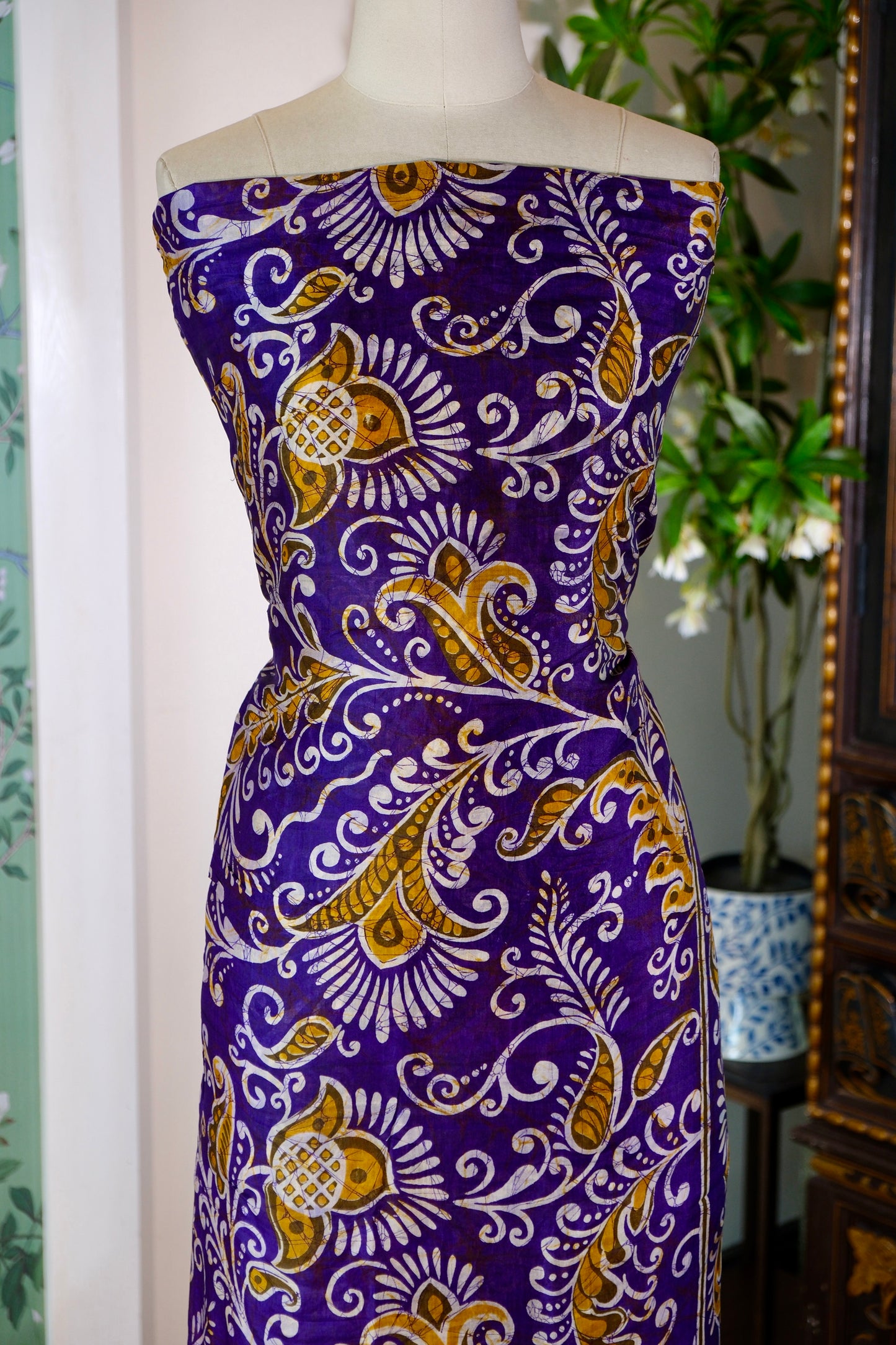 布料名 - 紫极流金：真丝蜡染艺术中的南洋旧梦与波斯繁花 | Fabric Name - Imperial Violet & Gilded Flow: A Silk Batik Masterpiece of Exotic Dreams and Persian Florals