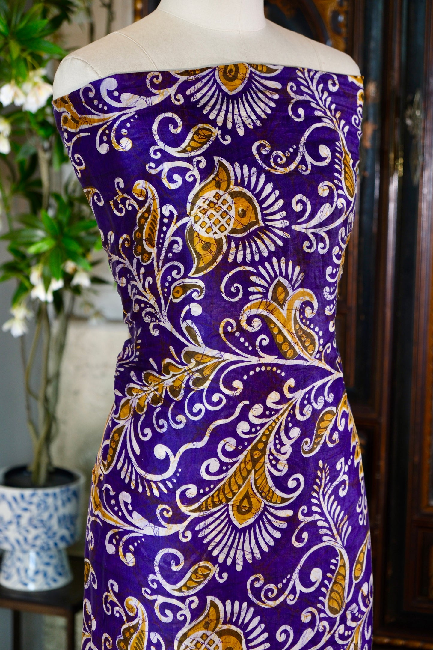 布料名 - 紫极流金：真丝蜡染艺术中的南洋旧梦与波斯繁花 | Fabric Name - Imperial Violet & Gilded Flow: A Silk Batik Masterpiece of Exotic Dreams and Persian Florals