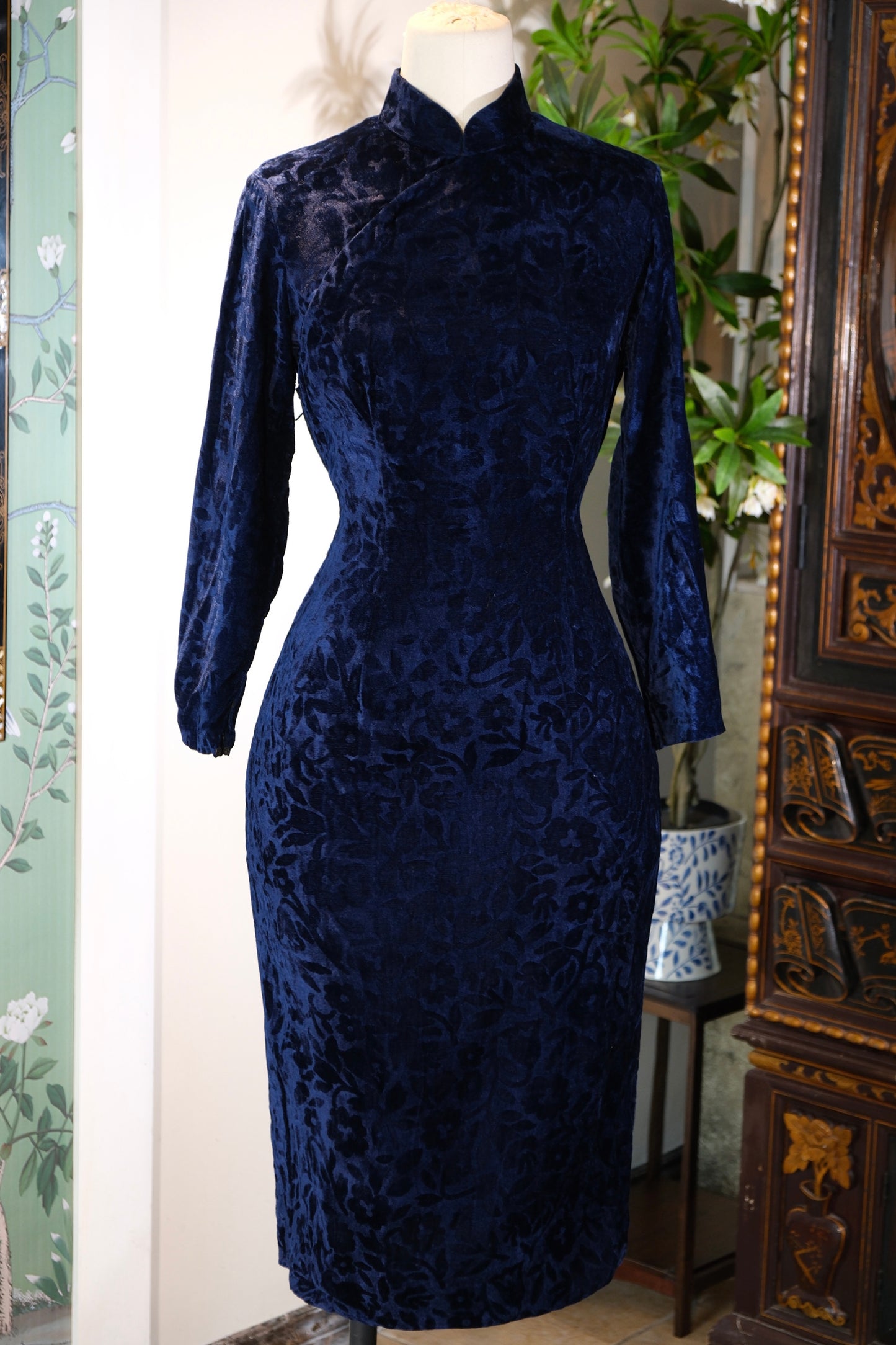 60年代 - 深海蓝烤花丝绒旗袍 | 1960s - Deep Sea Blue Burn-out Velvet Qipao