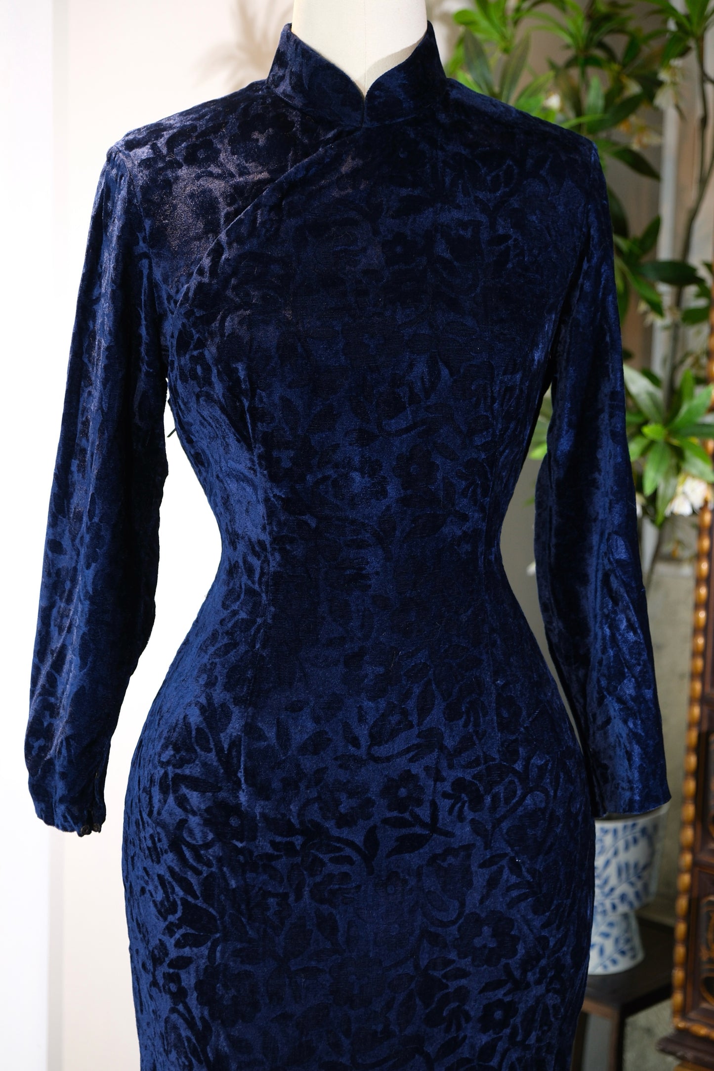 60年代 - 深海蓝烤花丝绒旗袍 | 1960s - Deep Sea Blue Burn-out Velvet Qipao