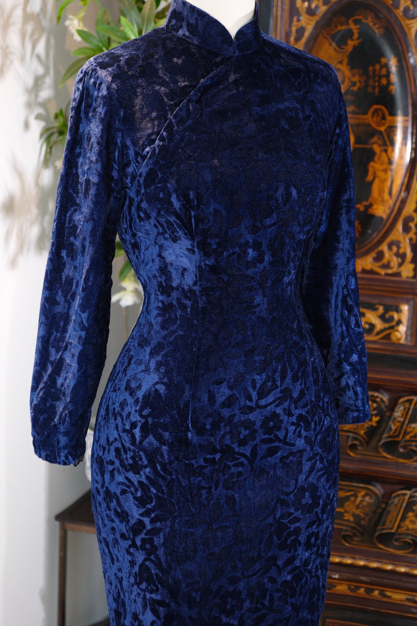 60年代 - 深海蓝烤花丝绒旗袍 | 1960s - Deep Sea Blue Burn-out Velvet Qipao