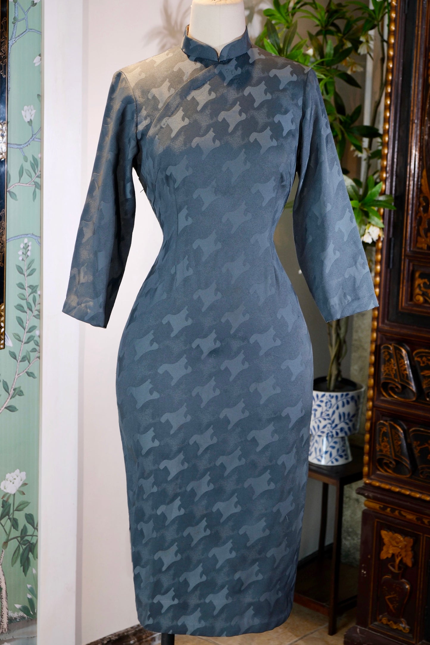 台湾六十年代古董提花旗袍——马纹暗涌里的时光密码 | 1960s - 1960s Taiwan Antique Jacquard Qipao — Time Codes Within the Undercurrent of Horse Motifs