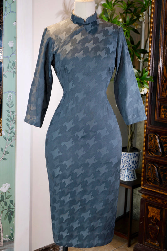 台湾六十年代古董提花旗袍——马纹暗涌里的时光密码 | 1960s - 1960s Taiwan Antique Jacquard Qipao — Time Codes Within the Undercurrent of Horse Motifs