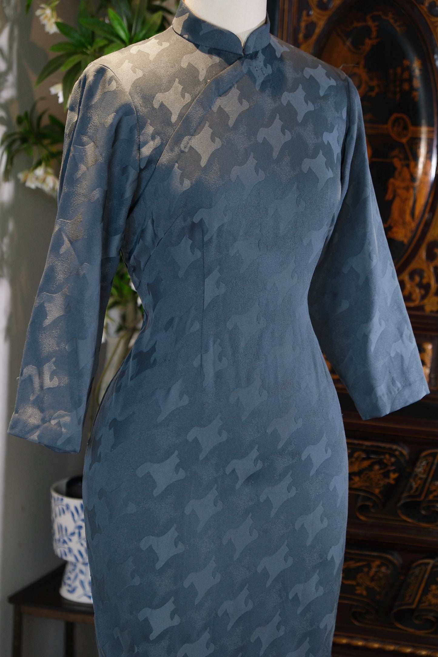 台湾六十年代古董提花旗袍——马纹暗涌里的时光密码 | 1960s - 1960s Taiwan Antique Jacquard Qipao — Time Codes Within the Undercurrent of Horse Motifs