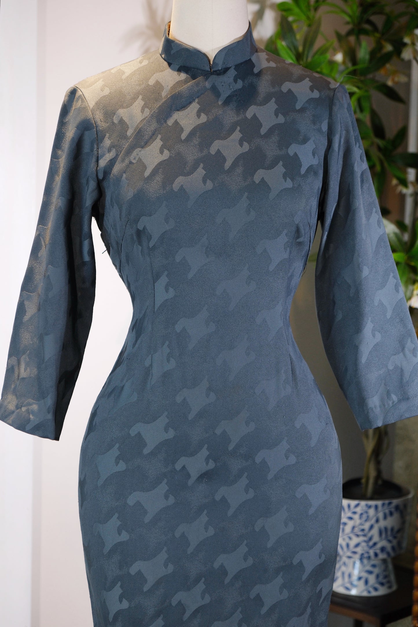 台湾六十年代古董提花旗袍——马纹暗涌里的时光密码 | 1960s - 1960s Taiwan Antique Jacquard Qipao — Time Codes Within the Undercurrent of Horse Motifs
