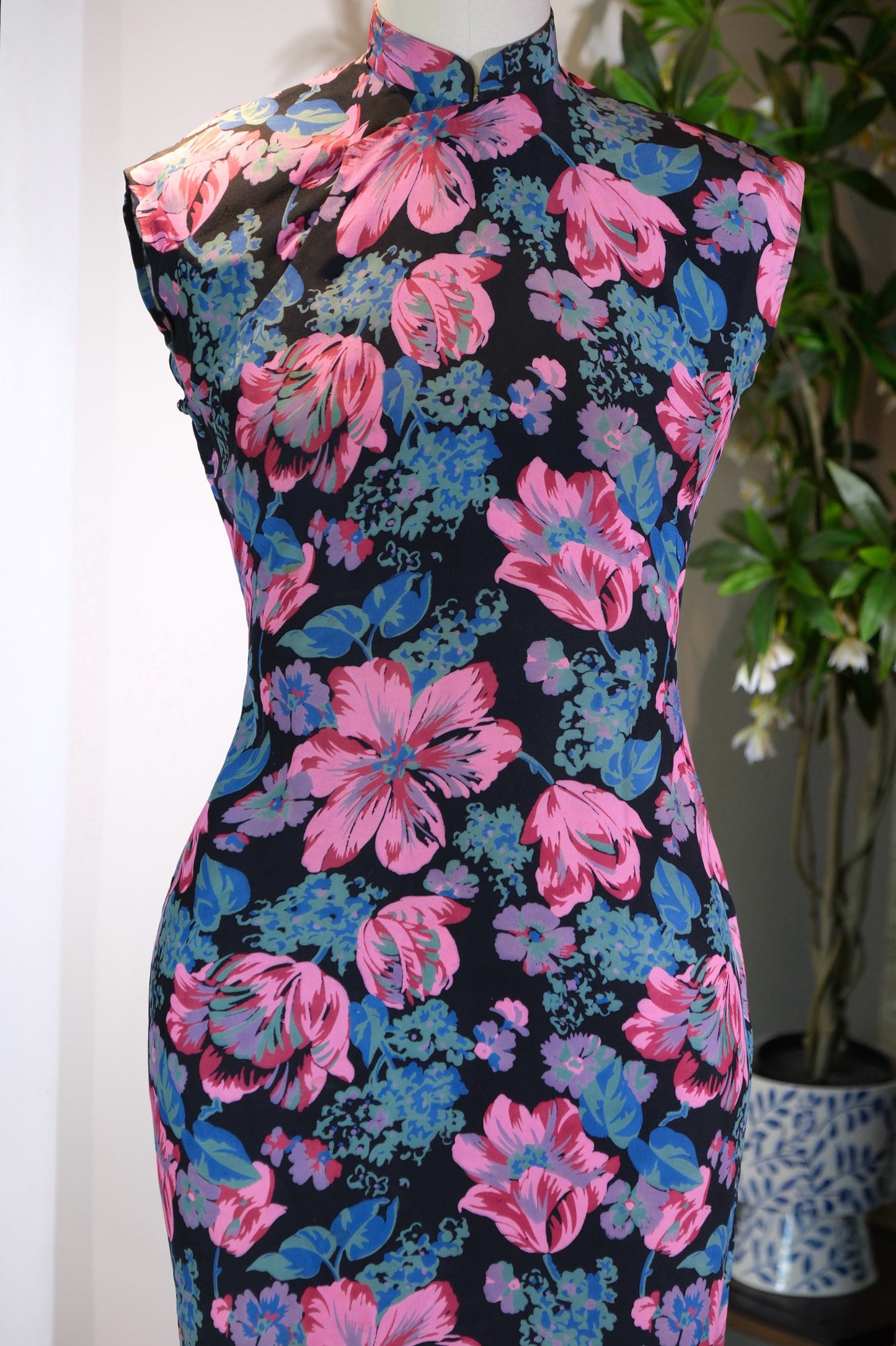 40年代 - 墨底繁花，海派遗韵——四十年代平裁印花绸旗袍考释_HY | 1940s - Floral Blooms on an Ink Backdrop, Lingering Charm of the Shanghai Style — An Analytical Study of a 1940s Flat-cut Printed Silk Qipao_HY