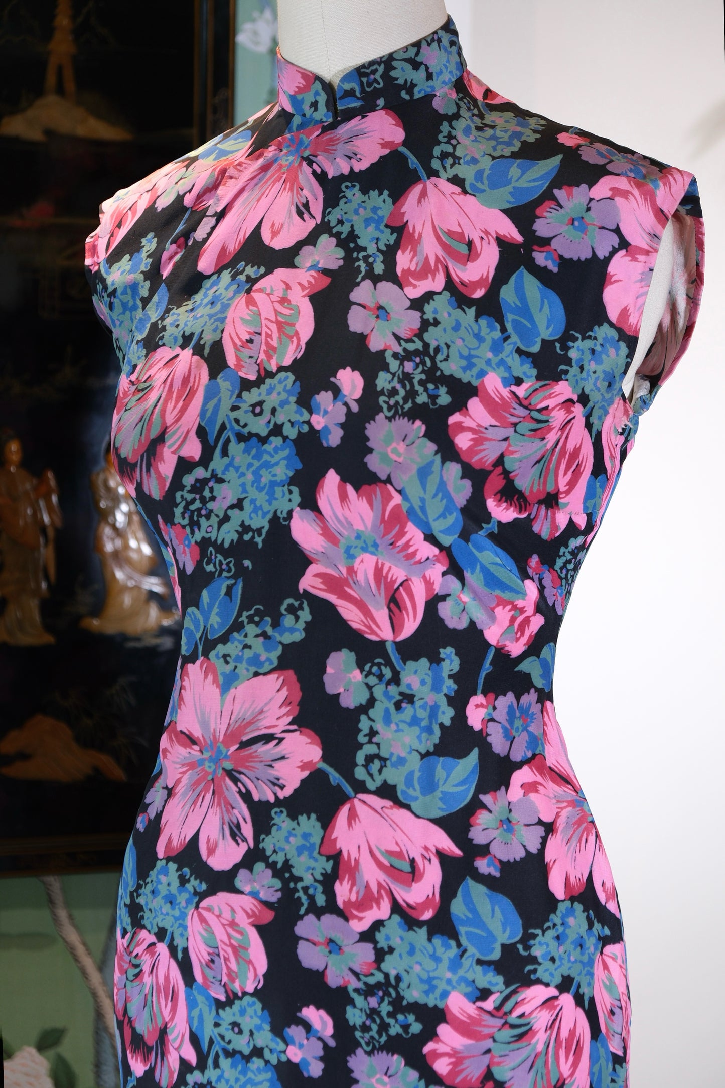 40年代 - 墨底繁花，海派遗韵——四十年代平裁印花绸旗袍考释_HY | 1940s - Floral Blooms on an Ink Backdrop, Lingering Charm of the Shanghai Style — An Analytical Study of a 1940s Flat-cut Printed Silk Qipao_HY