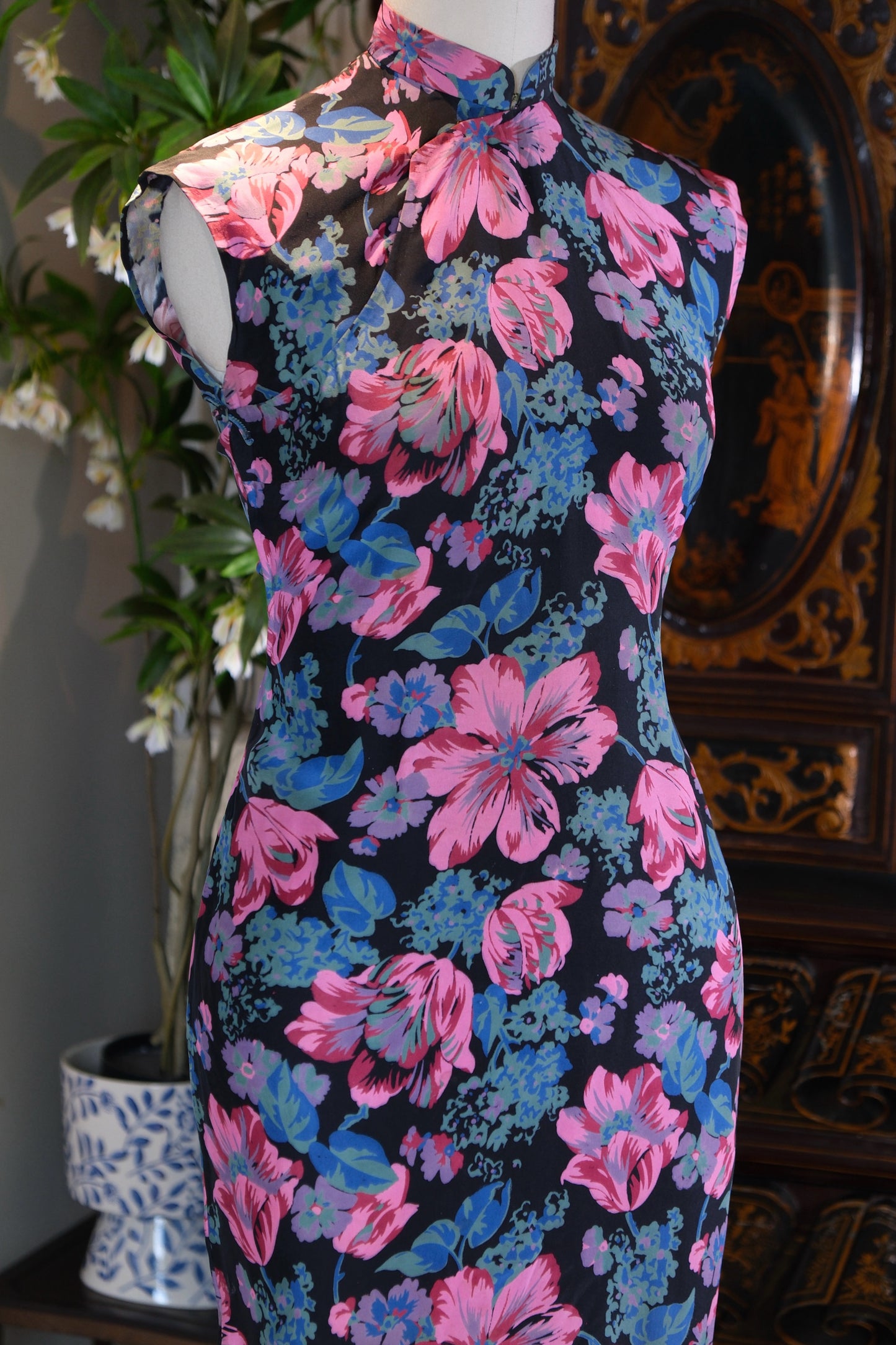 40年代 - 墨底繁花，海派遗韵——四十年代平裁印花绸旗袍考释_HY | 1940s - Floral Blooms on an Ink Backdrop, Lingering Charm of the Shanghai Style — An Analytical Study of a 1940s Flat-cut Printed Silk Qipao_HY