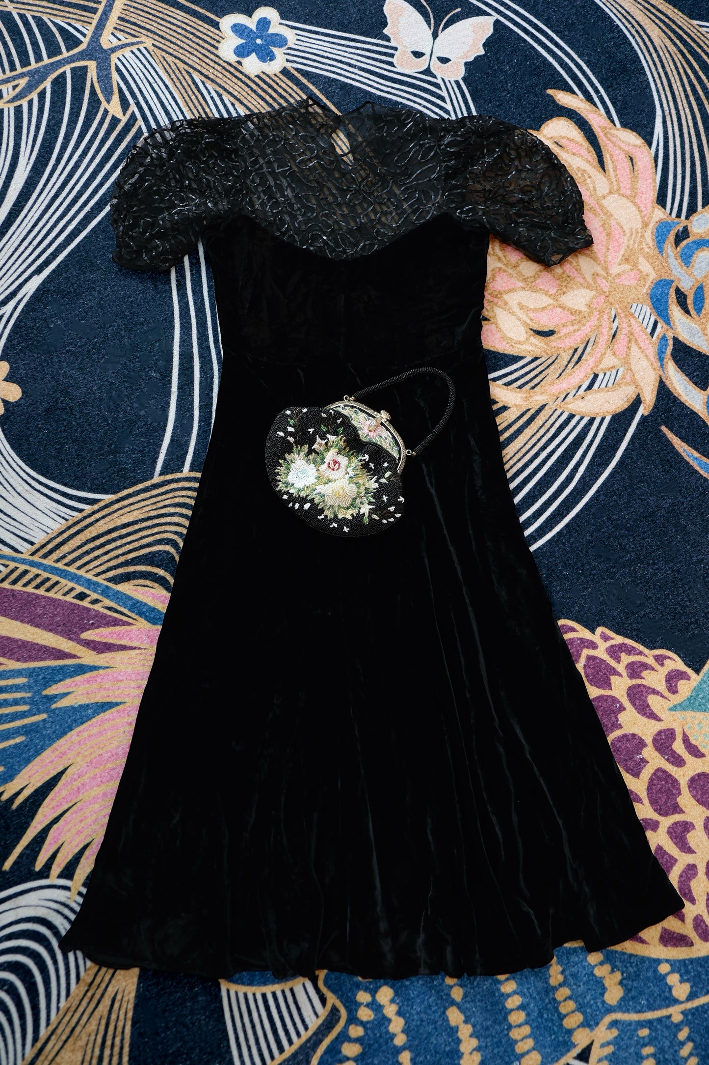 1950年代香港产钉珠晚装包：战后优雅时尚的物质载体 | A 1950s Hong Kong-Made Beaded Evening Bag: A Material Vessel of Post-War Elegance