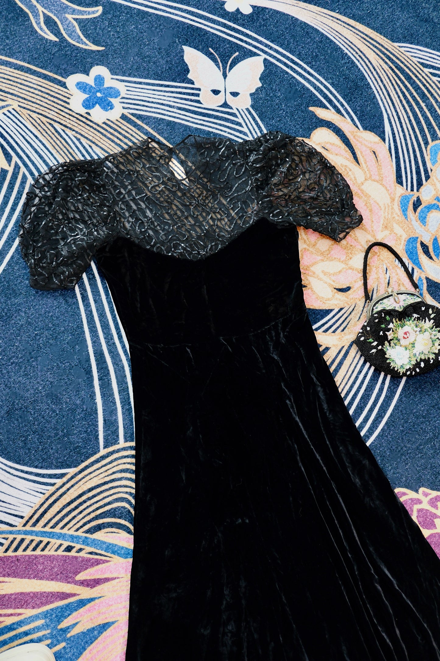 Vintage晚礼服 - 暗夜加冕，丝绒华章——四十年代华侨名媛晚礼服考释 | Vintage Evening Gown - Crowned by the Night, a Velvet Chapter — An Analytical Study of a 1940s Overseas Chinese Socialite’s Evening Gown
