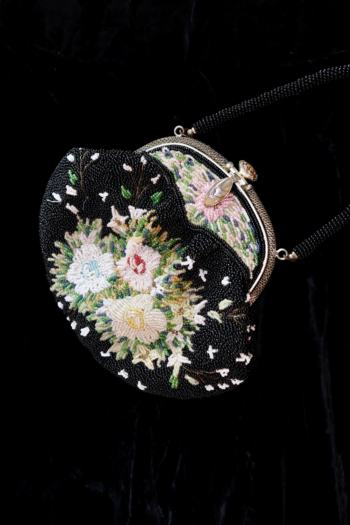 1950年代香港产钉珠晚装包：战后优雅时尚的物质载体 | A 1950s Hong Kong-Made Beaded Evening Bag: A Material Vessel of Post-War Elegance