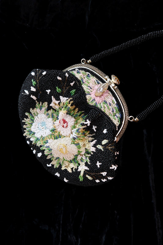 1950年代香港产钉珠晚装包：战后优雅时尚的物质载体 | A 1950s Hong Kong-Made Beaded Evening Bag: A Material Vessel of Post-War Elegance
