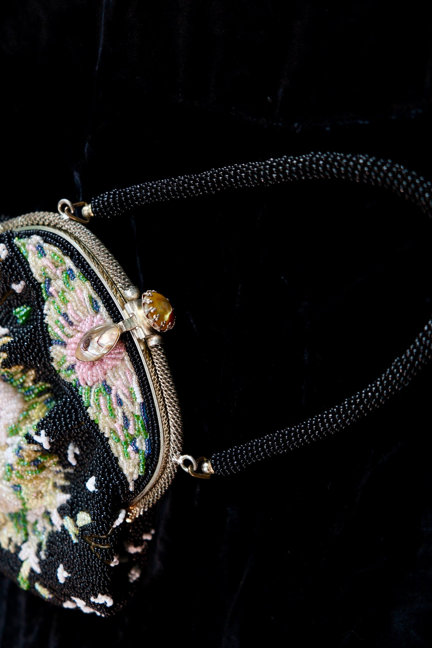 1950年代香港产钉珠晚装包：战后优雅时尚的物质载体 | A 1950s Hong Kong-Made Beaded Evening Bag: A Material Vessel of Post-War Elegance
