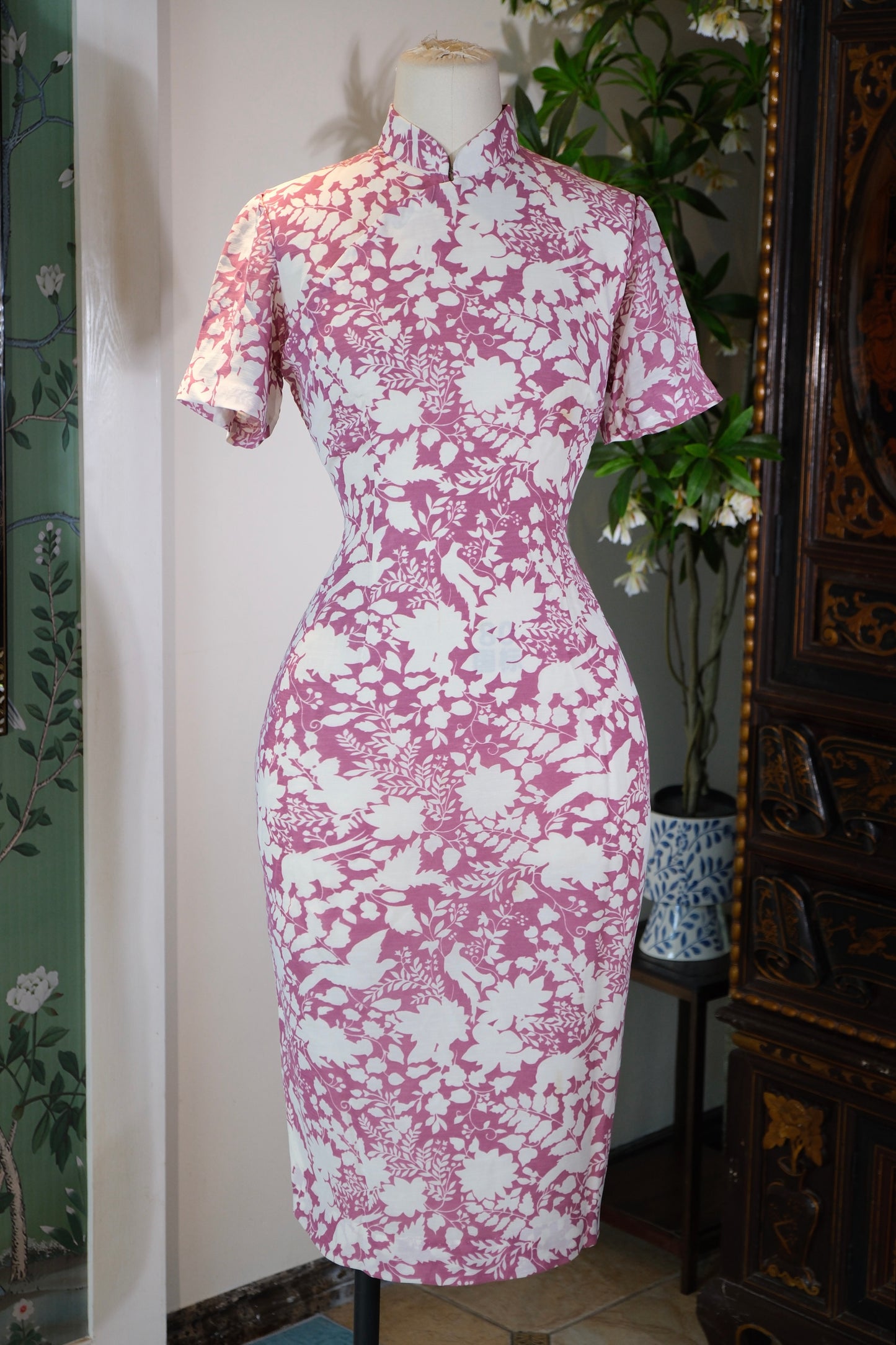 60年代 - 粉紫花影：一件六十年代台湾产古董旗袍的静默叙事 | 1960s - Pink & Purple Floral Shadows: The Silent Narrative of a 1960s Taiwan Antique Qipao
