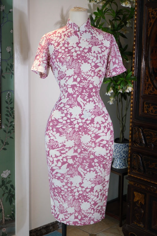 60年代 - 粉紫花影：一件六十年代台湾产古董旗袍的静默叙事 | 1960s - Pink & Purple Floral Shadows: The Silent Narrative of a 1960s Taiwan Antique Qipao