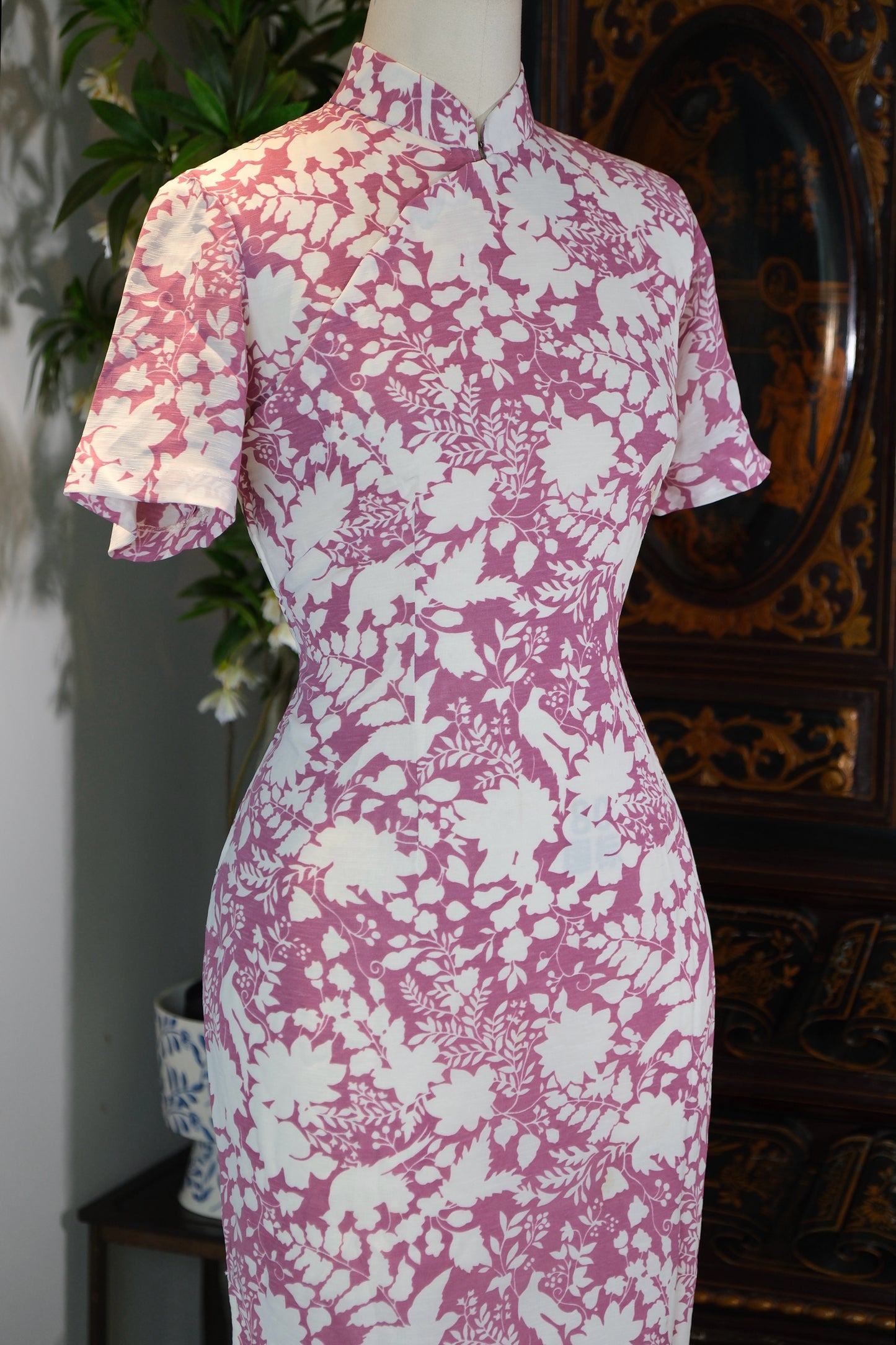 60年代 - 粉紫花影：一件六十年代台湾产古董旗袍的静默叙事 | 1960s - Pink & Purple Floral Shadows: The Silent Narrative of a 1960s Taiwan Antique Qipao
