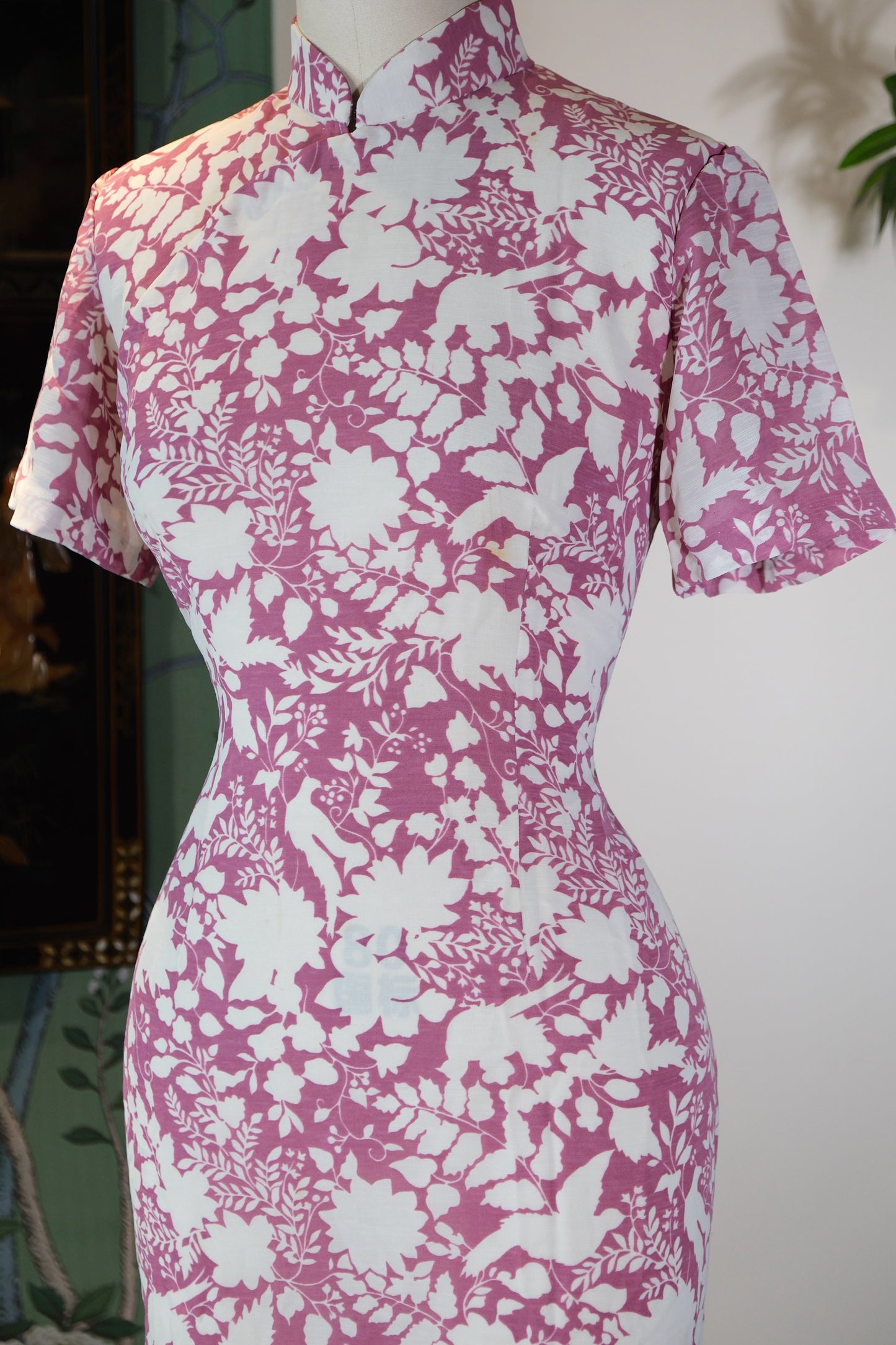 60年代 - 粉紫花影：一件六十年代台湾产古董旗袍的静默叙事 | 1960s - Pink & Purple Floral Shadows: The Silent Narrative of a 1960s Taiwan Antique Qipao