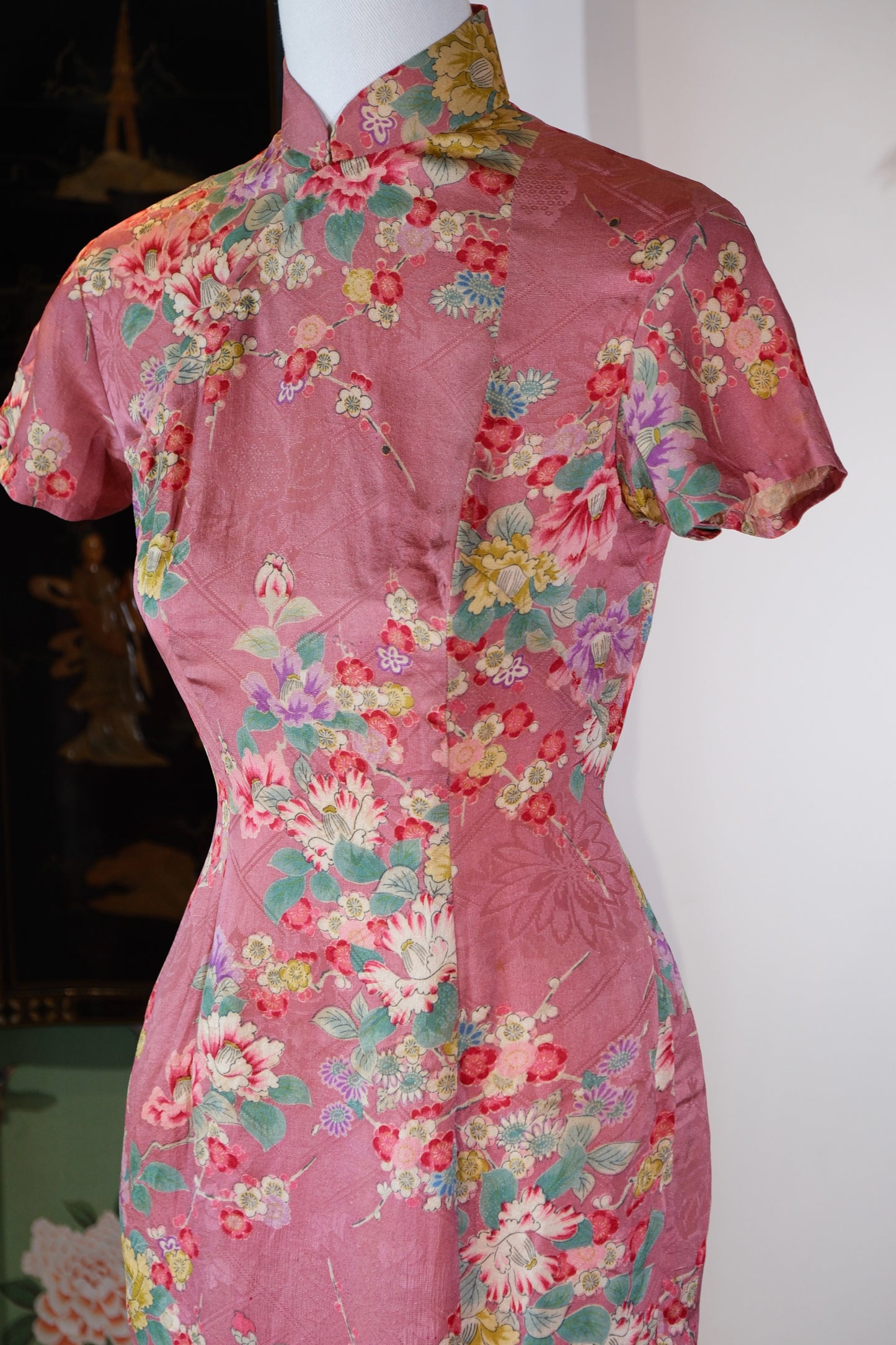50年代 - 正绢繁花·1950s台湾制古董旗袍——时光里的东方美学遗珍 | 1950s - Blooming Flowers on Shoken Silk: A 1950s Taiwan-Made Antique Qipao — A Relic of Oriental Aesthetics in Time