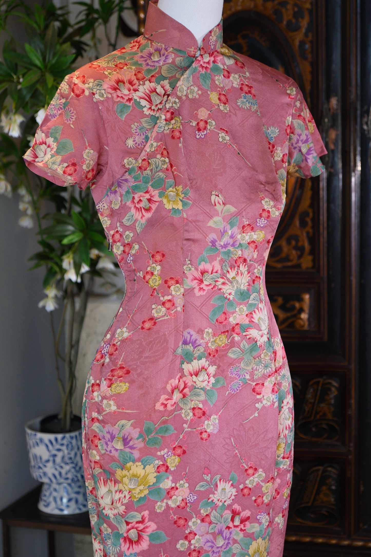 50年代 - 正绢繁花·1950s台湾制古董旗袍——时光里的东方美学遗珍 | 1950s - Blooming Flowers on Shoken Silk: A 1950s Taiwan-Made Antique Qipao — A Relic of Oriental Aesthetics in Time