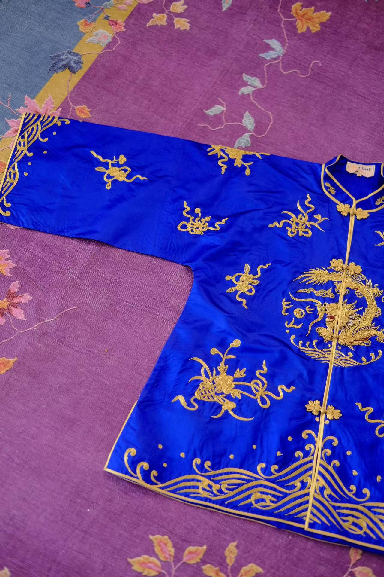 50年代 - 宝蓝金绣龙纹对襟衣：一段凝固的东方华章_HY | 1950s - Royal Blue Gilded Dragon Motif Front-Opening Jacket: A Solidified Chapter of Oriental Splendor_HY