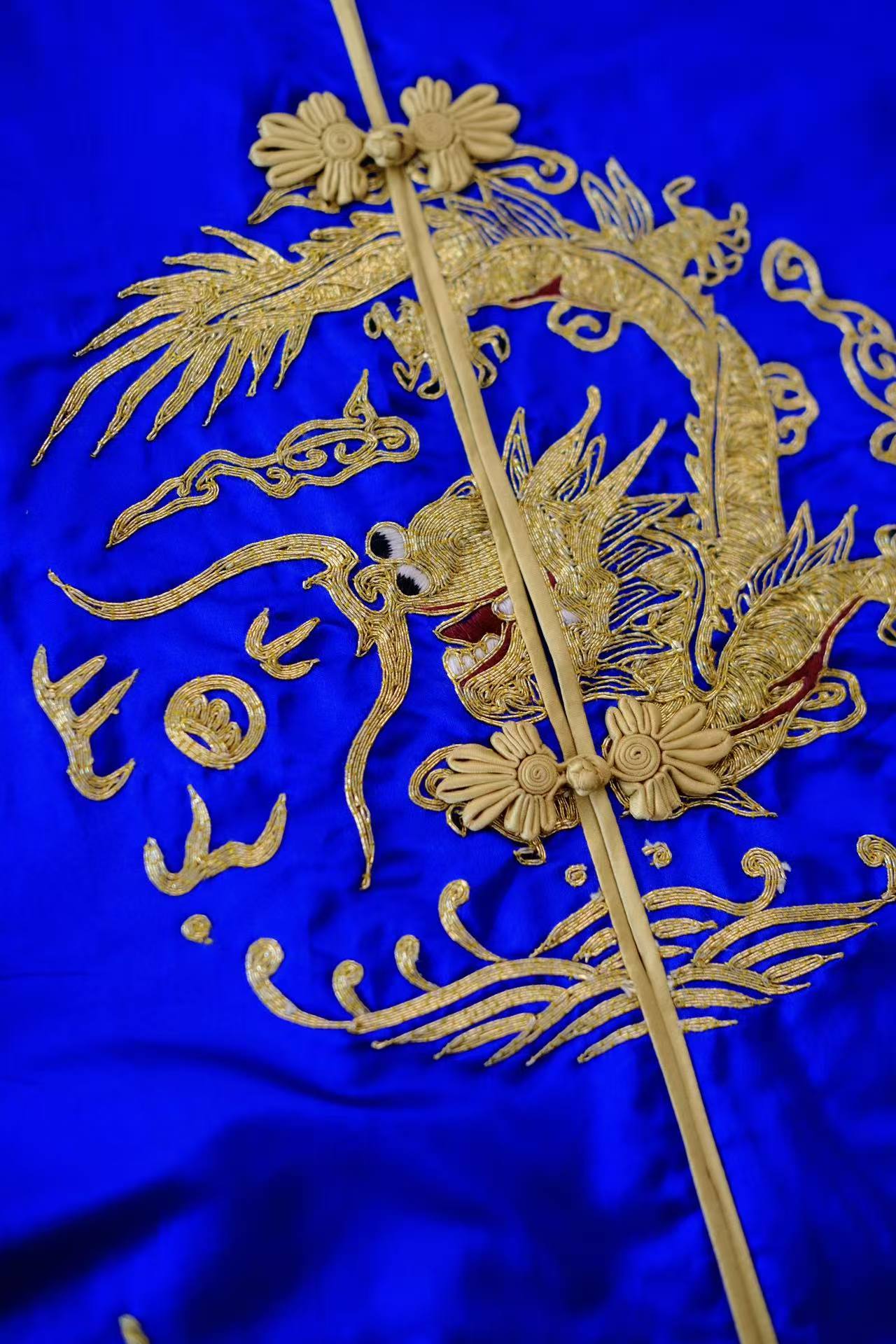 50年代 - 宝蓝金绣龙纹对襟衣：一段凝固的东方华章_HY | 1950s - Royal Blue Gilded Dragon Motif Front-Opening Jacket: A Solidified Chapter of Oriental Splendor_HY