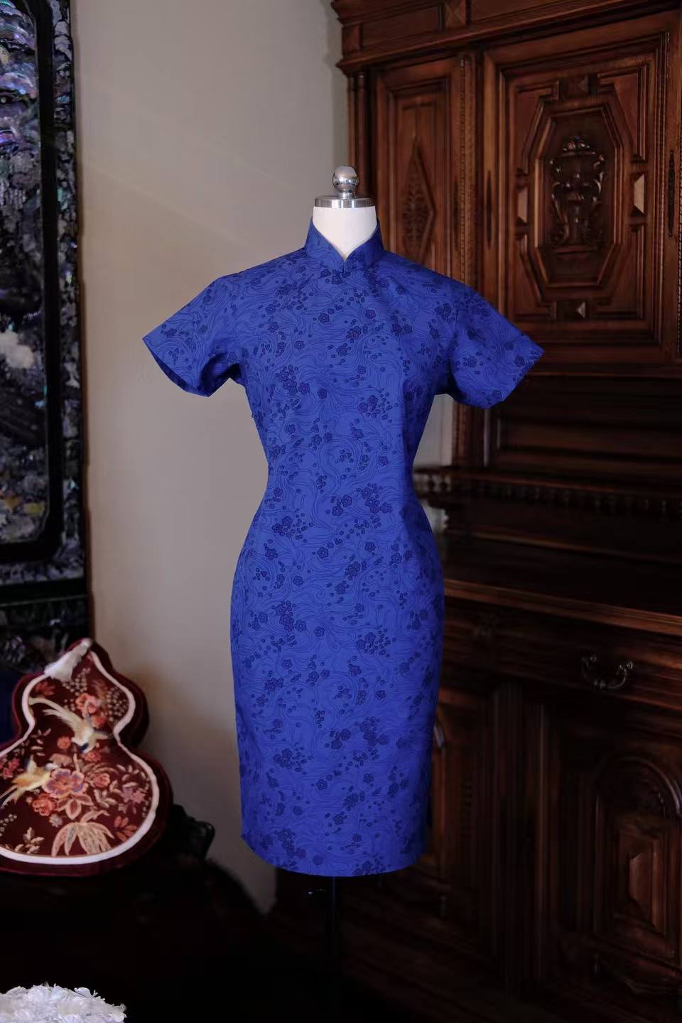 50年代 - 蓝韵流光：一件五十年代港产印花旗袍的时光叙事_HL | 1950s - Azure Rhyme and Lingering Radiance: A Spatiotemporal Narrative of a 1950s Hong Kong-Made Printed Qipao_HL