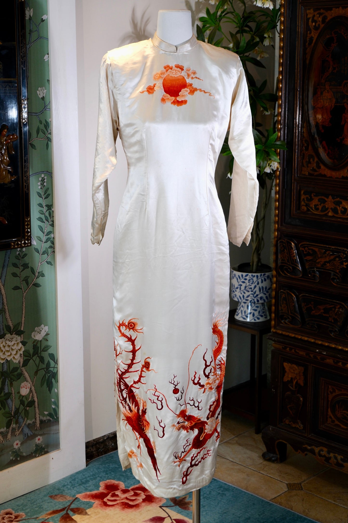 40年代 - 龙凤呈祥，素缎流光——四十年代华侨女性刺绣旗袍考_HY | 1940s - Dragon and Phoenix in Harmony, Luster on Plain Satin: A Study of a 1940s Overseas Chinese Woman's Embroidered Qipao_HY