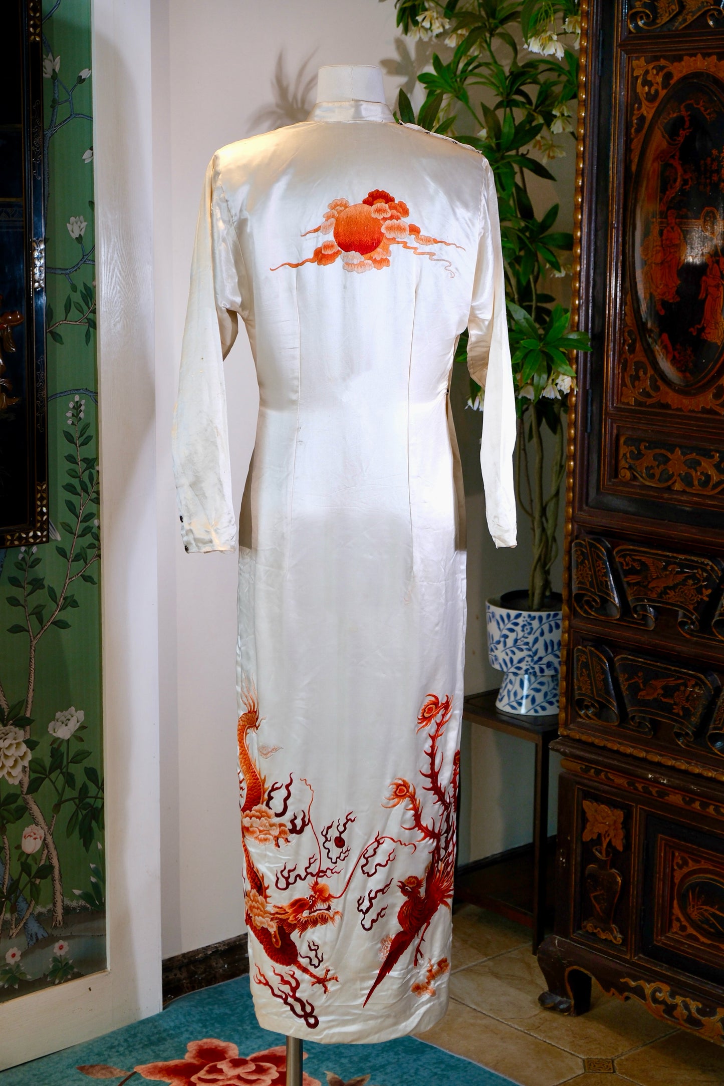 40年代 - 龙凤呈祥，素缎流光——四十年代华侨女性刺绣旗袍考_HY | 1940s - Dragon and Phoenix in Harmony, Luster on Plain Satin: A Study of a 1940s Overseas Chinese Woman's Embroidered Qipao_HY
