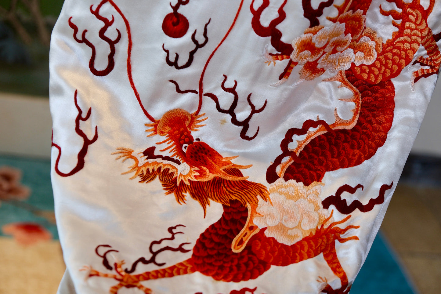 40年代 - 龙凤呈祥，素缎流光——四十年代华侨女性刺绣旗袍考_HY | 1940s - Dragon and Phoenix in Harmony, Luster on Plain Satin: A Study of a 1940s Overseas Chinese Woman's Embroidered Qipao_HY
