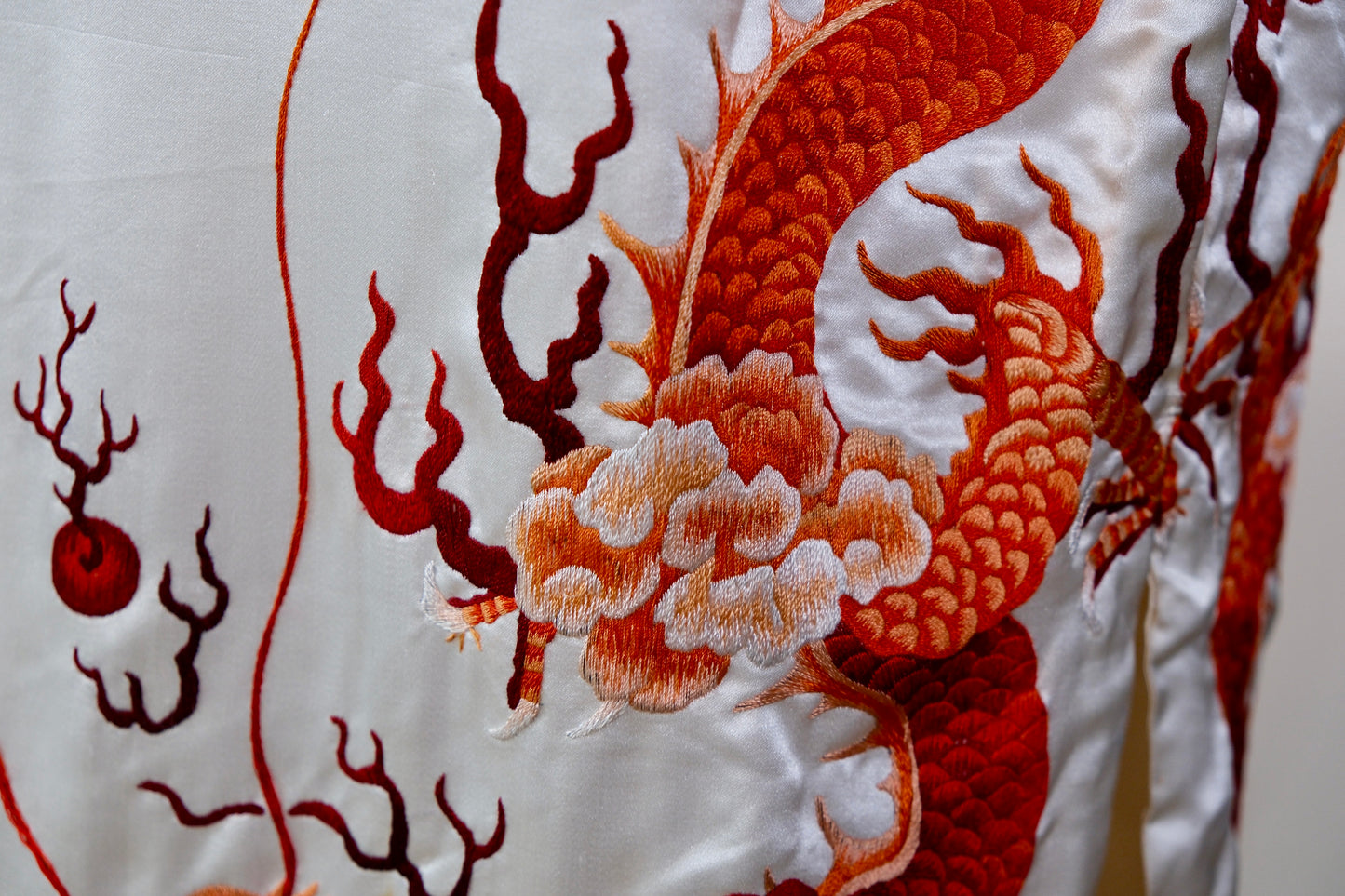 40年代 - 龙凤呈祥，素缎流光——四十年代华侨女性刺绣旗袍考_HY | 1940s - Dragon and Phoenix in Harmony, Luster on Plain Satin: A Study of a 1940s Overseas Chinese Woman's Embroidered Qipao_HY