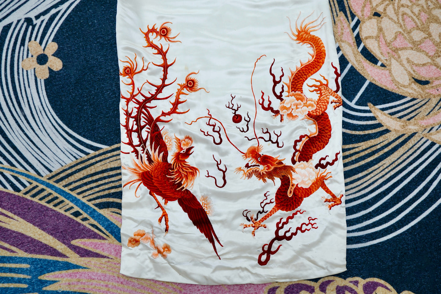 40年代 - 龙凤呈祥，素缎流光——四十年代华侨女性刺绣旗袍考_HY | 1940s - Dragon and Phoenix in Harmony, Luster on Plain Satin: A Study of a 1940s Overseas Chinese Woman's Embroidered Qipao_HY