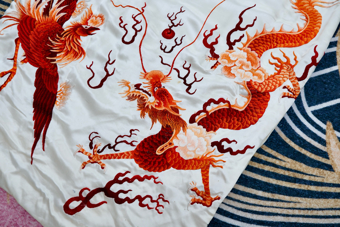 40年代 - 龙凤呈祥，素缎流光——四十年代华侨女性刺绣旗袍考_HY | 1940s - Dragon and Phoenix in Harmony, Luster on Plain Satin: A Study of a 1940s Overseas Chinese Woman's Embroidered Qipao_HY