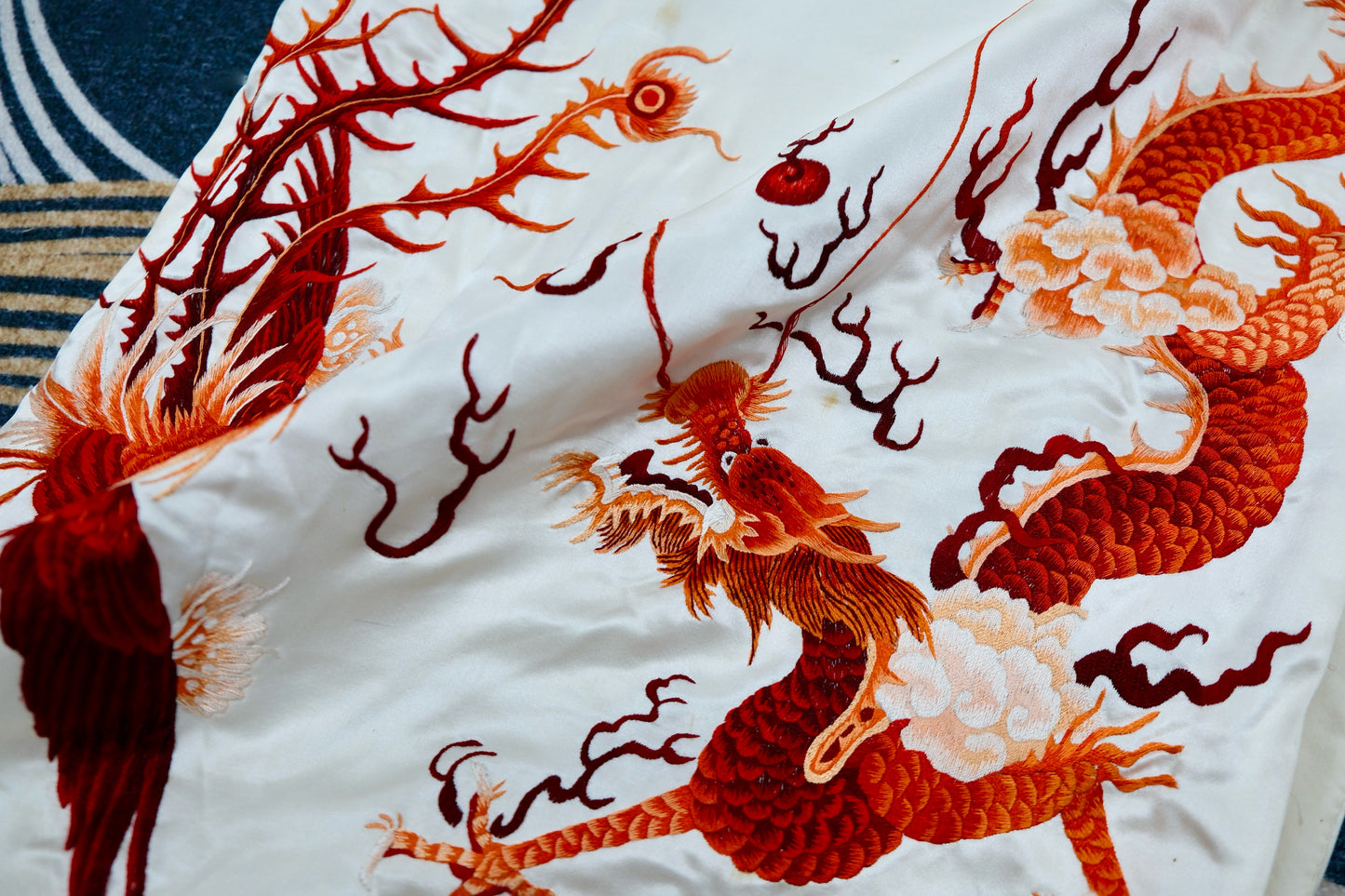 40年代 - 龙凤呈祥，素缎流光——四十年代华侨女性刺绣旗袍考_HY | 1940s - Dragon and Phoenix in Harmony, Luster on Plain Satin: A Study of a 1940s Overseas Chinese Woman's Embroidered Qipao_HY