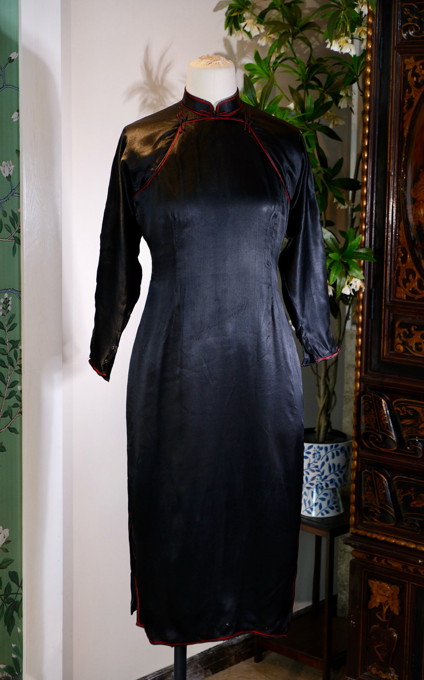 40年代 - 墨韵红绡，素缎藏锋——四十年代双襟旗袍考释_HY | 1940s - Ink Charm and Red Silk, Silent Edge on Plain Satin: An Archaeological Study of a 1940s Double-Front Qipao_HY