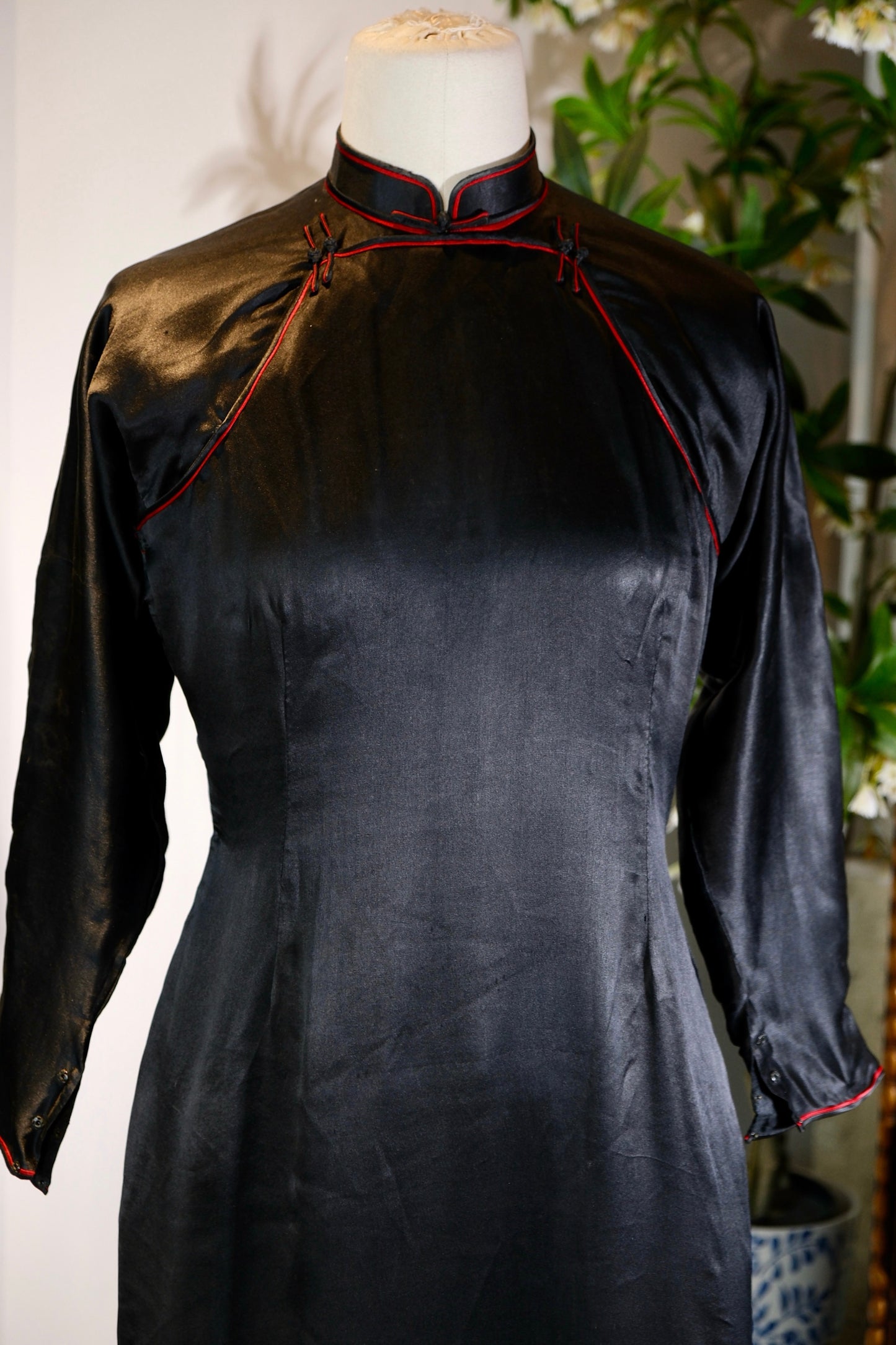 40年代 - 墨韵红绡，素缎藏锋——四十年代双襟旗袍考释_HY | 1940s - Ink Charm and Red Silk, Silent Edge on Plain Satin: An Archaeological Study of a 1940s Double-Front Qipao_HY