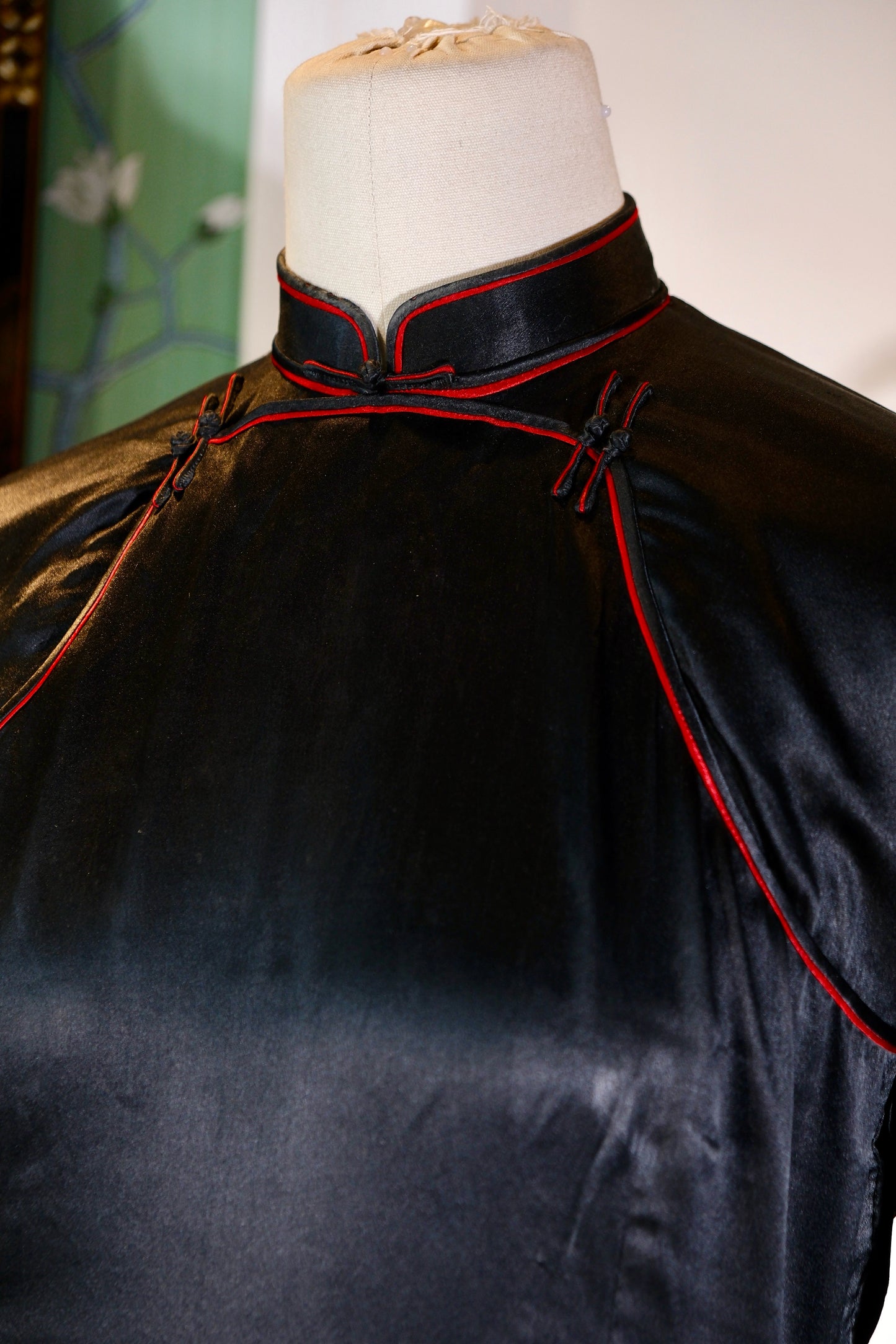 40年代 - 墨韵红绡，素缎藏锋——四十年代双襟旗袍考释_HY | 1940s - Ink Charm and Red Silk, Silent Edge on Plain Satin: An Archaeological Study of a 1940s Double-Front Qipao_HY