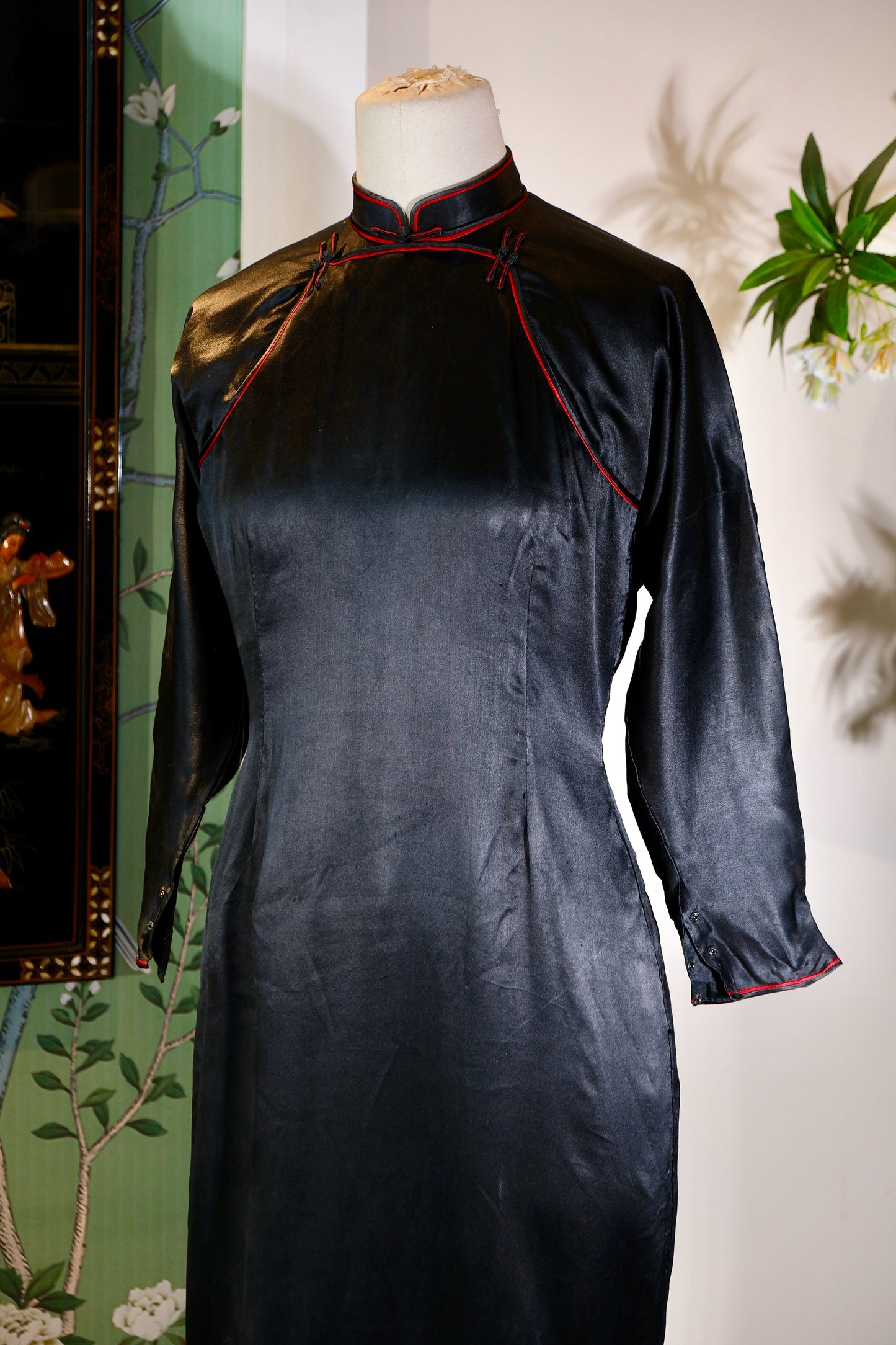 40年代 - 墨韵红绡，素缎藏锋——四十年代双襟旗袍考释_HY | 1940s - Ink Charm and Red Silk, Silent Edge on Plain Satin: An Archaeological Study of a 1940s Double-Front Qipao_HY