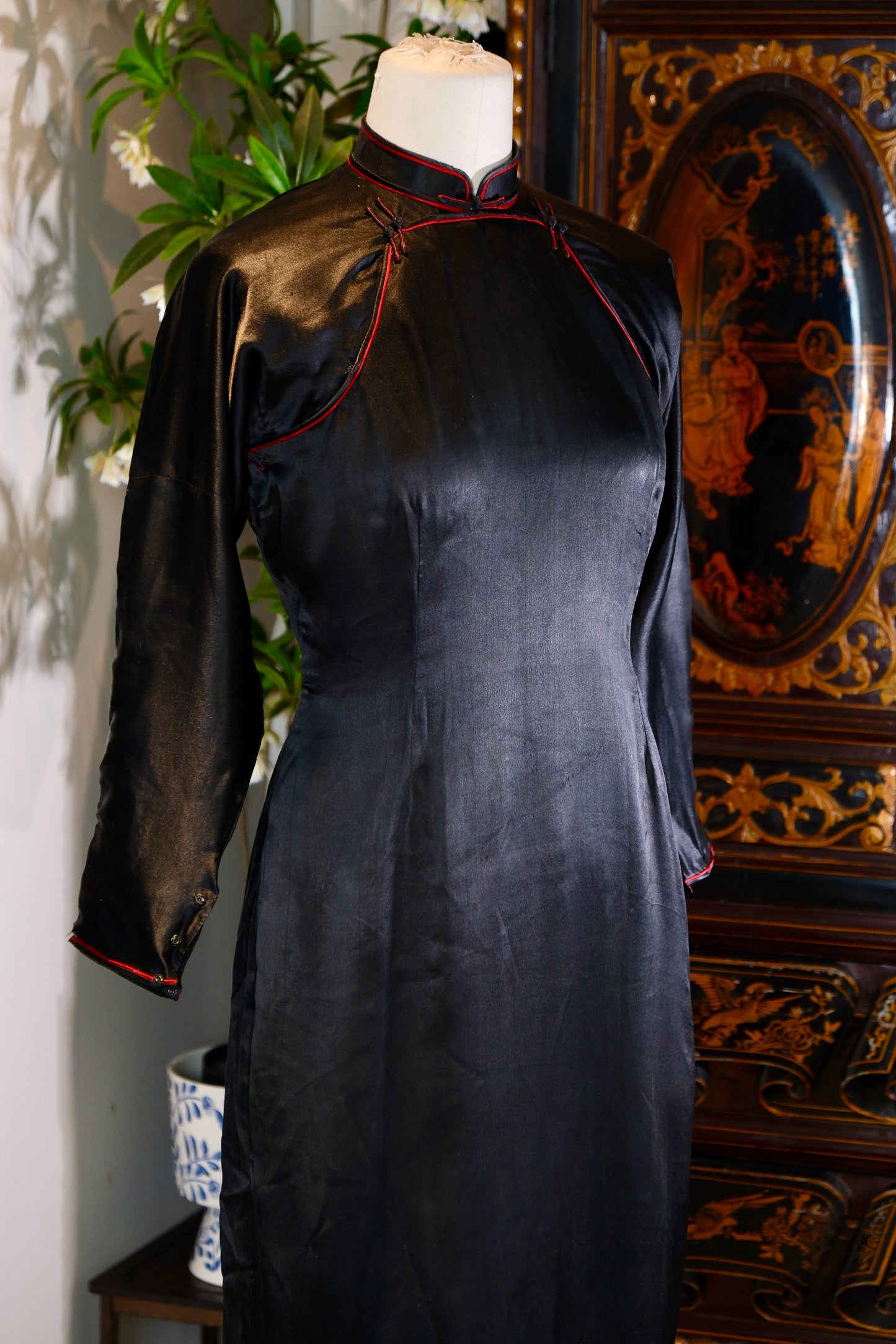 40年代 - 墨韵红绡，素缎藏锋——四十年代双襟旗袍考释_HY | 1940s - Ink Charm and Red Silk, Silent Edge on Plain Satin: An Archaeological Study of a 1940s Double-Front Qipao_HY