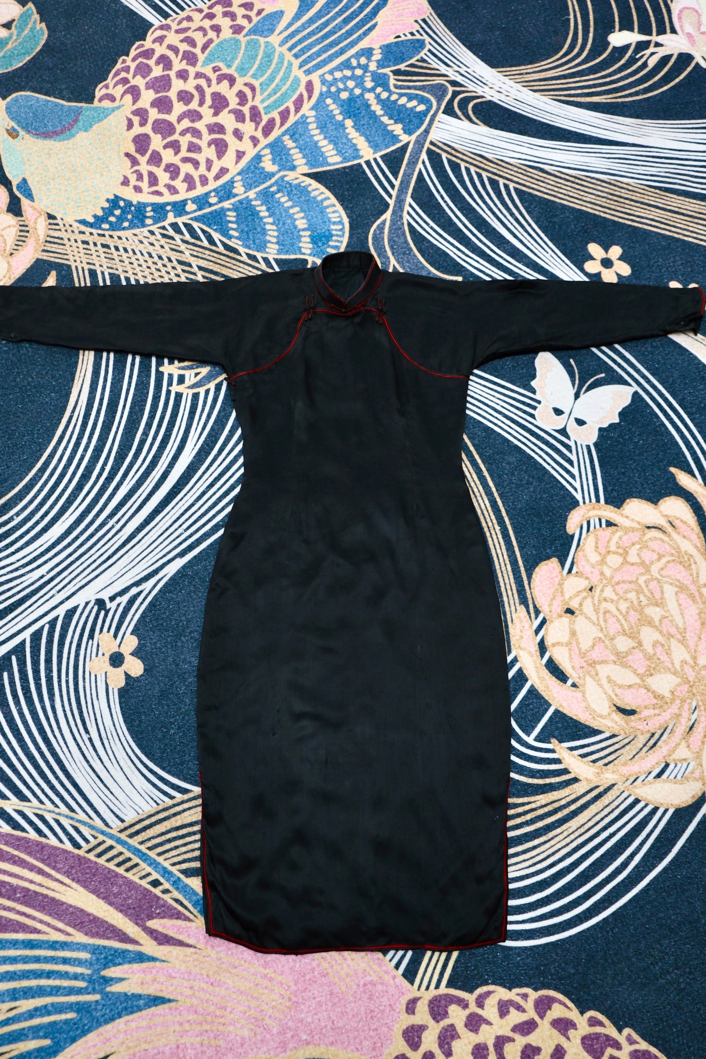 40年代 - 墨韵红绡，素缎藏锋——四十年代双襟旗袍考释_HY | 1940s - Ink Charm and Red Silk, Silent Edge on Plain Satin: An Archaeological Study of a 1940s Double-Front Qipao_HY